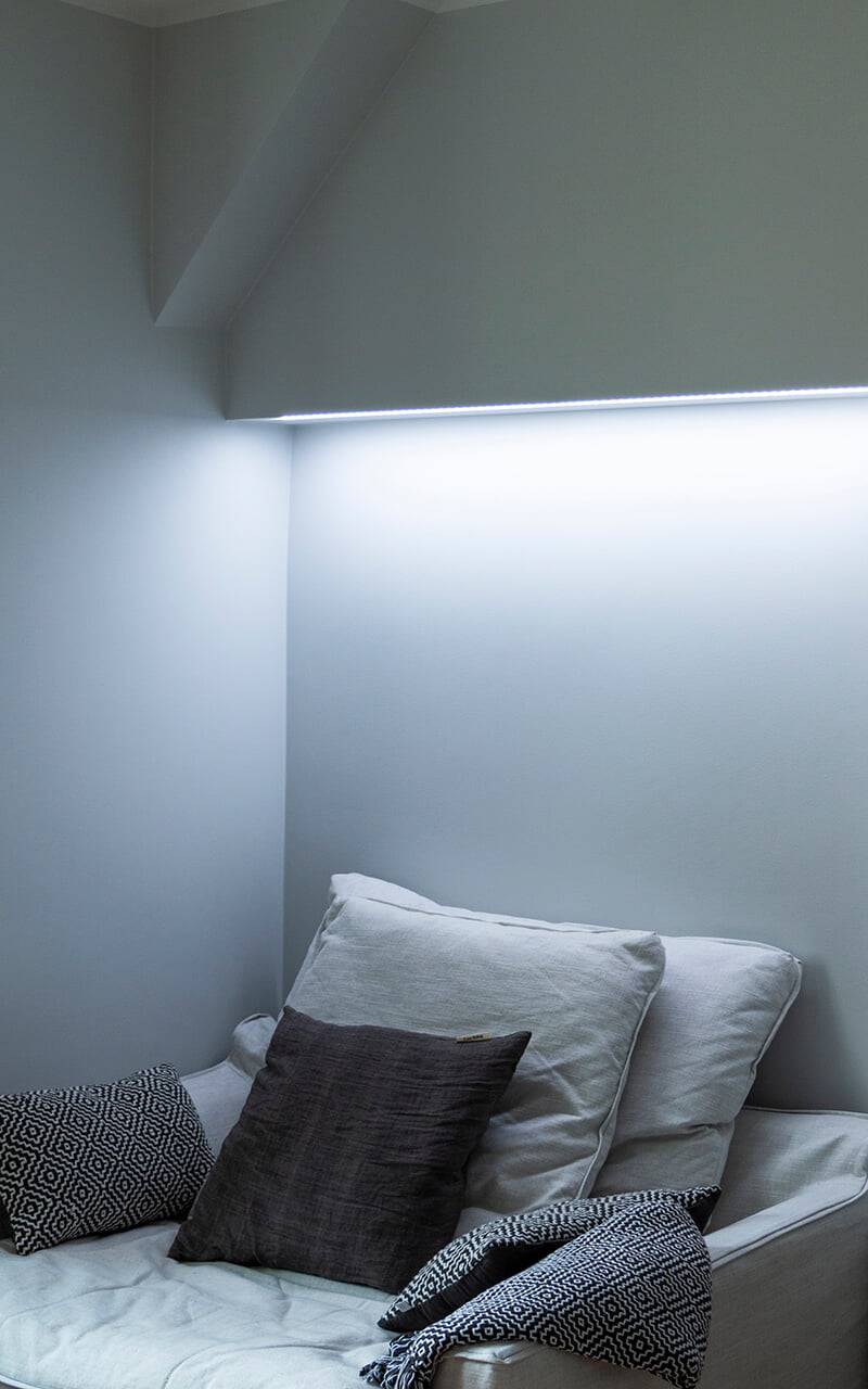 Fond vert avec un carré blanc portant le texte "LED STORE" avec "LED" empilé au-dessus de "STORE", représentant un magasin d'éclairage LED.