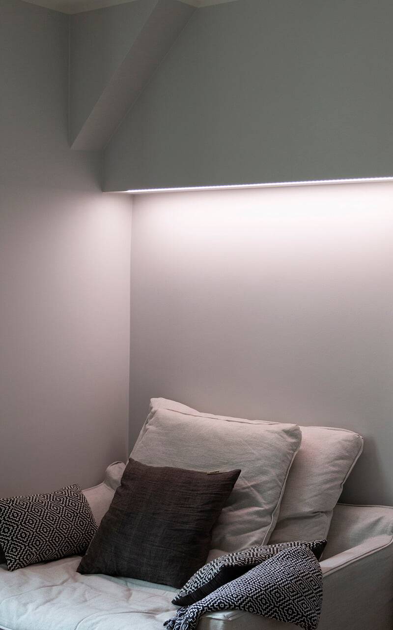Texte LED STORE sur un carré blanc sur fond vert vif, mettant en valeur les solutions d'éclairage LED.