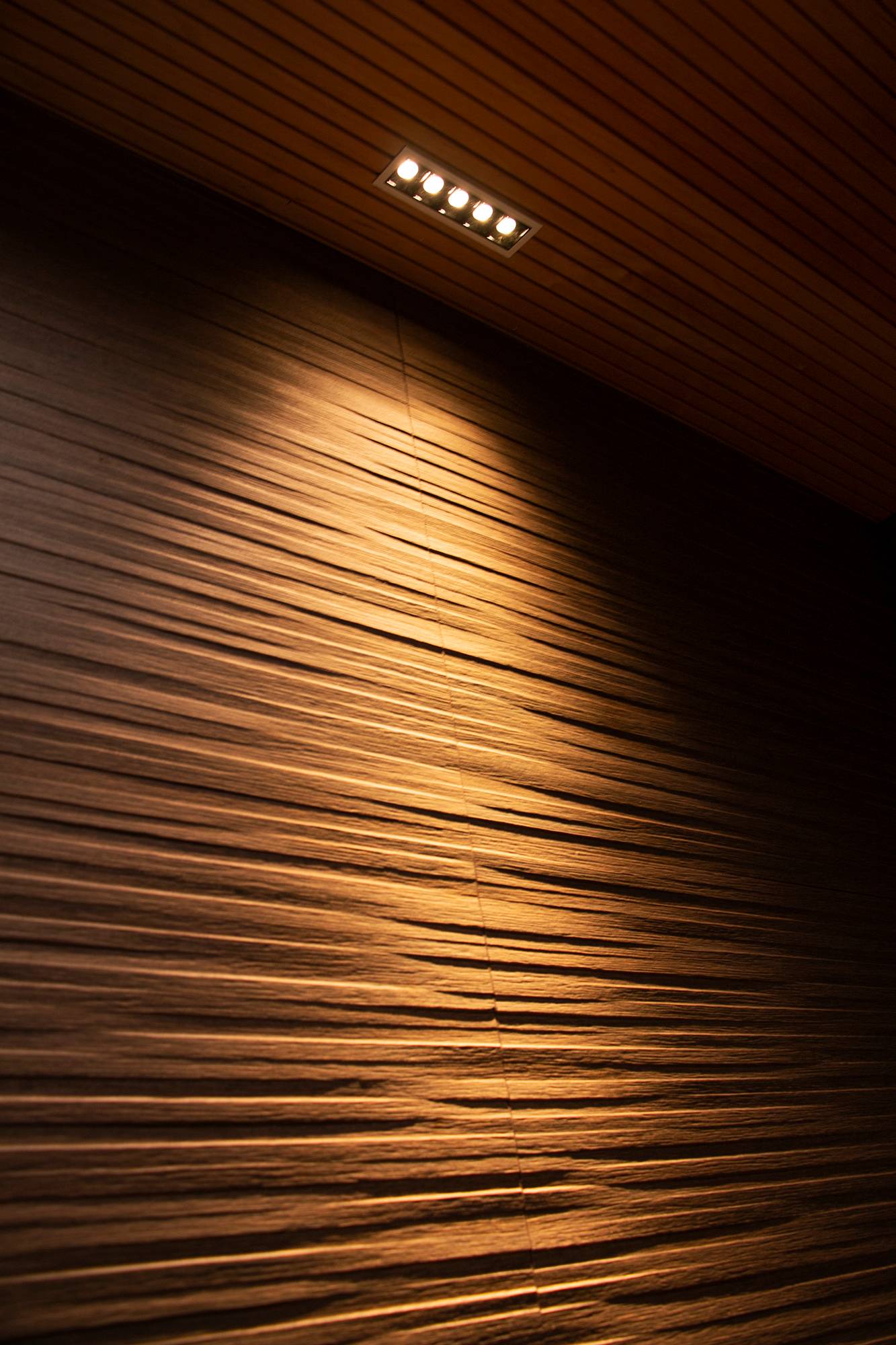 LINJA5 mettant en valeur la texture du plafond sur le mur. Ledstore.fi