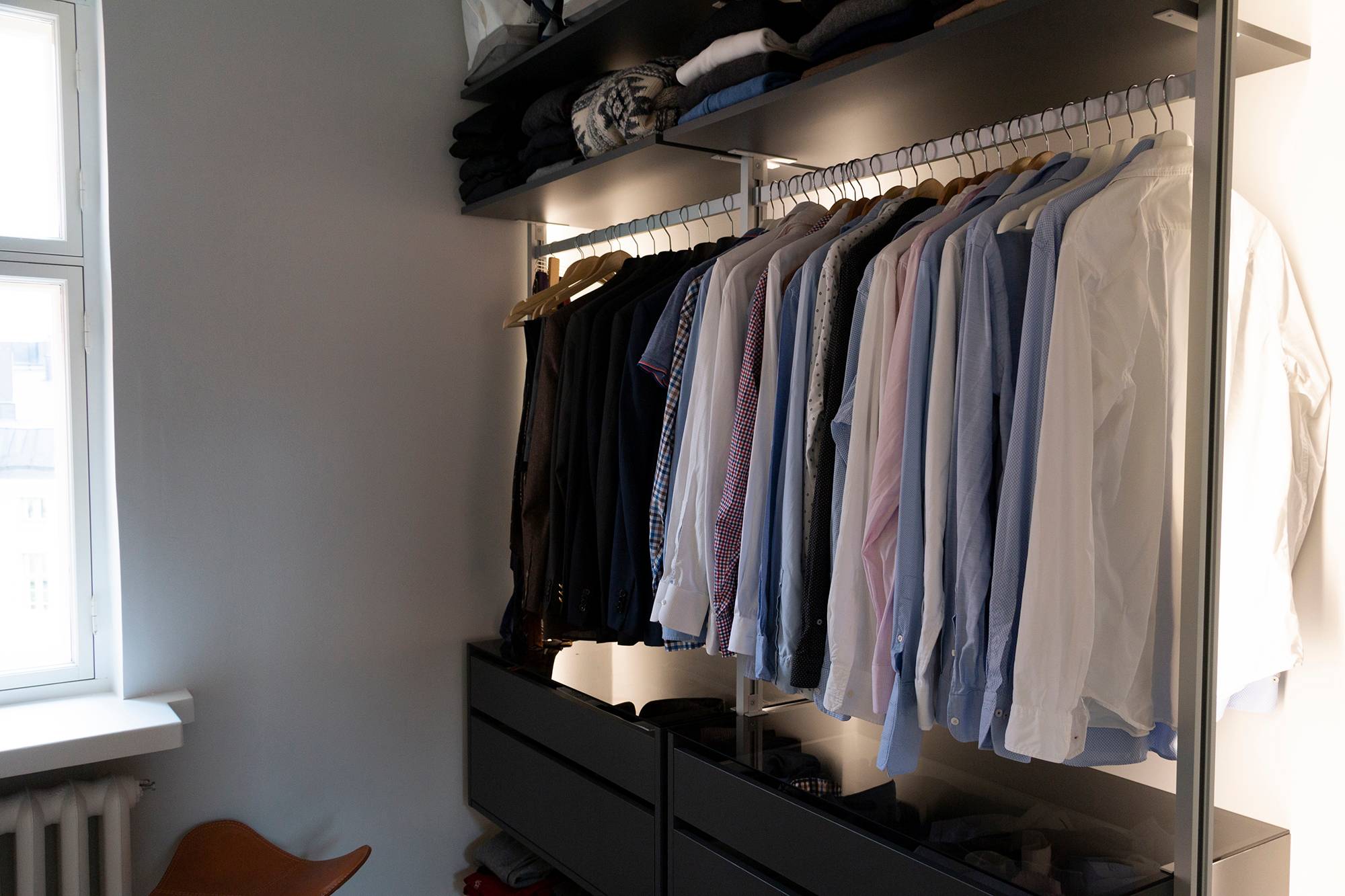 Bandes de leds éclairant les vêtements et l\'armoire avec une lumière indirecte. Ledstore.fi