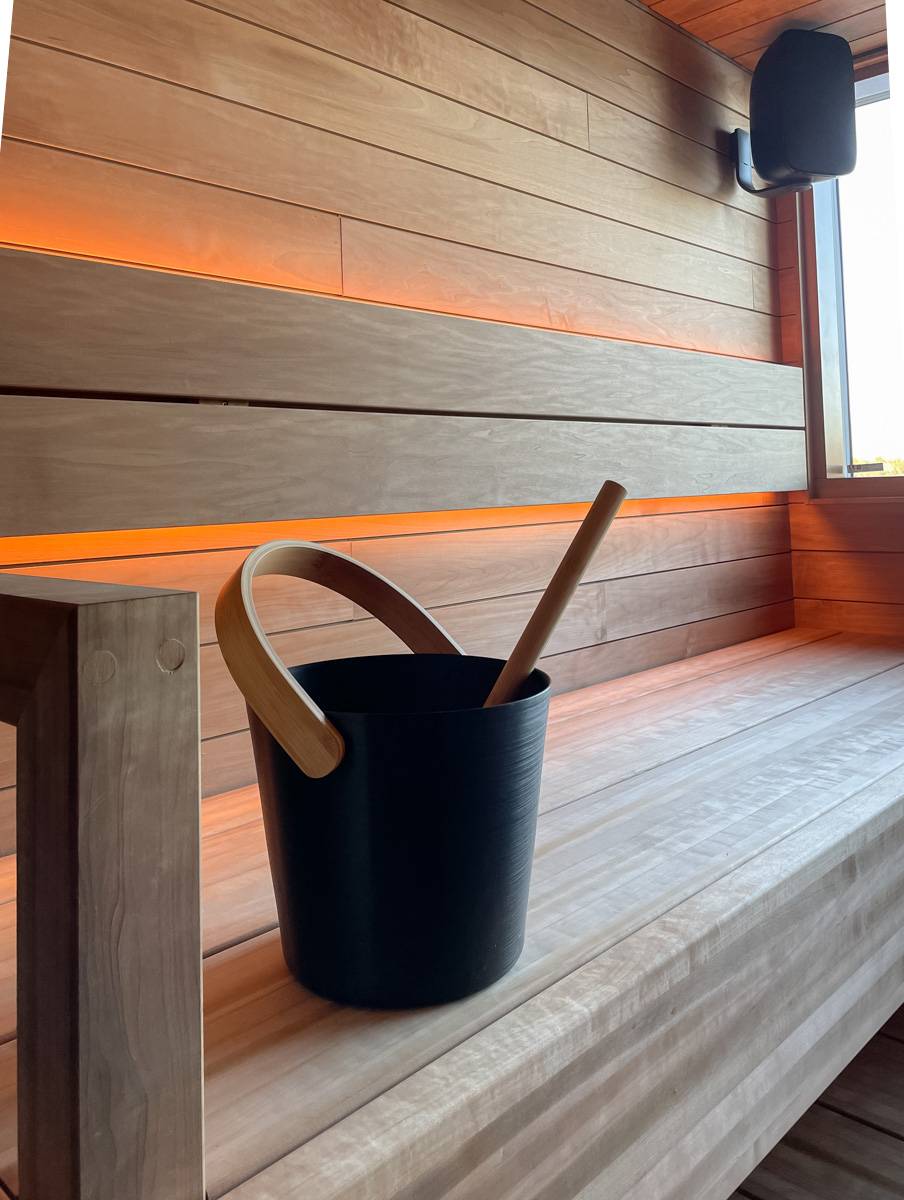 Le ruban LED blanc est régulé en température et présente une teinte presque orange à son point le plus chaud.