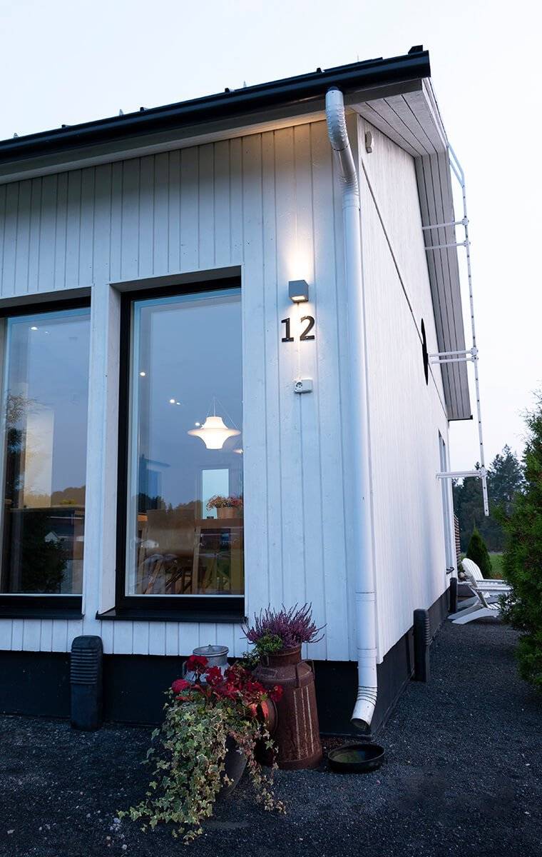 Logo LED Store sur fond vert ; il comporte un carré blanc avec le texte "LED STORE" en gras, mettant en valeur les solutions énergétiques modernes.