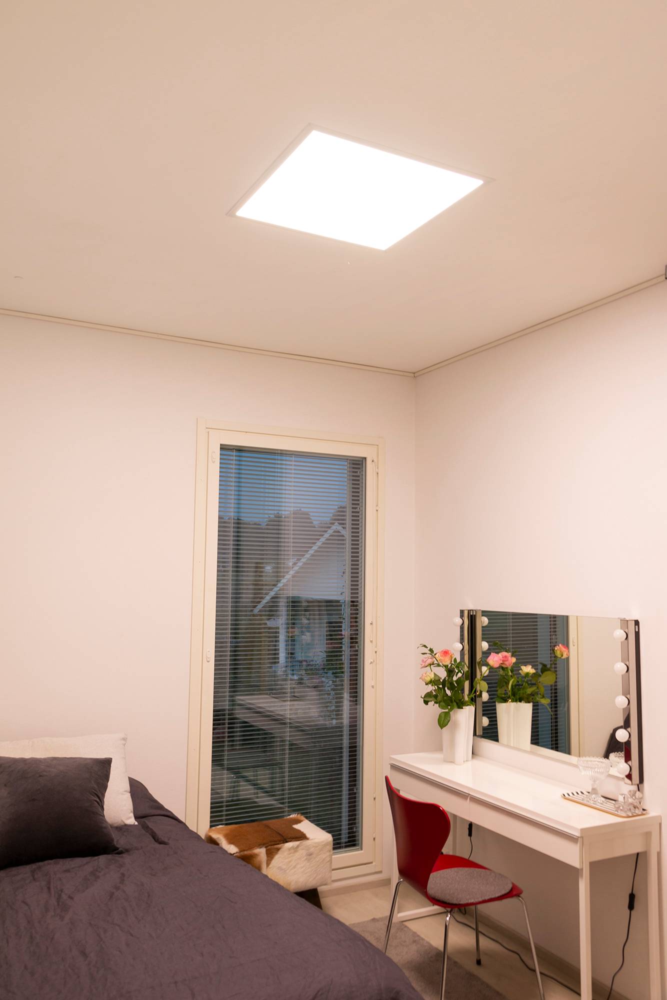 Le panneau LED éclaire de façon homogène et magnifique et ressemble à un puits de lumière. Ledstore.fi