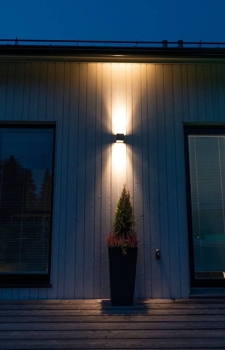 Sur un fond vert et un carré blanc, "LED STORE" est écrit en noir, mettant en avant des solutions d'éclairage respectueuses de l'environnement.