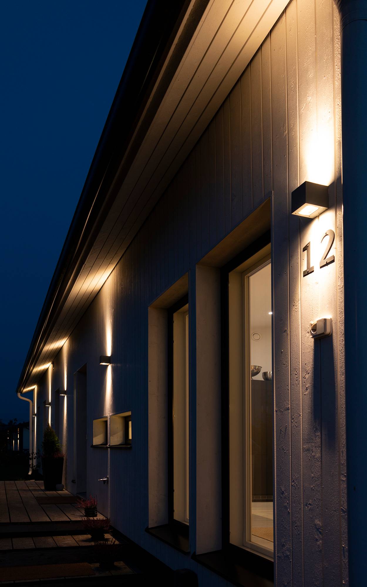Éclairage du numéro de maison avec CUBIC OUT. Le luminaire éclaire dans deux directions, vers le haut et vers le bas. Ledstore.fi