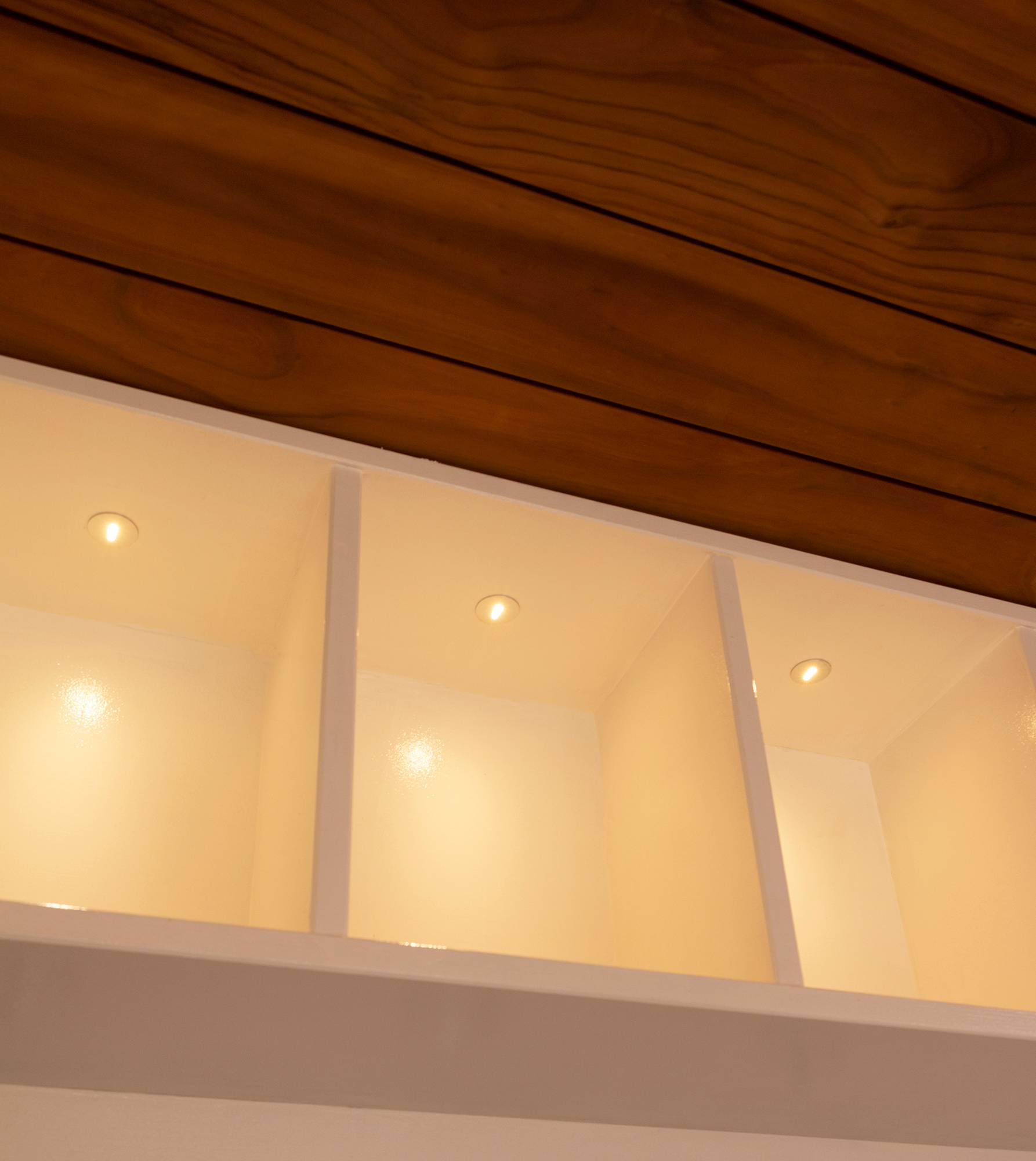 Étagères avec spots de 1 w comme éclairage d\'accentuation. Ledstore.fi