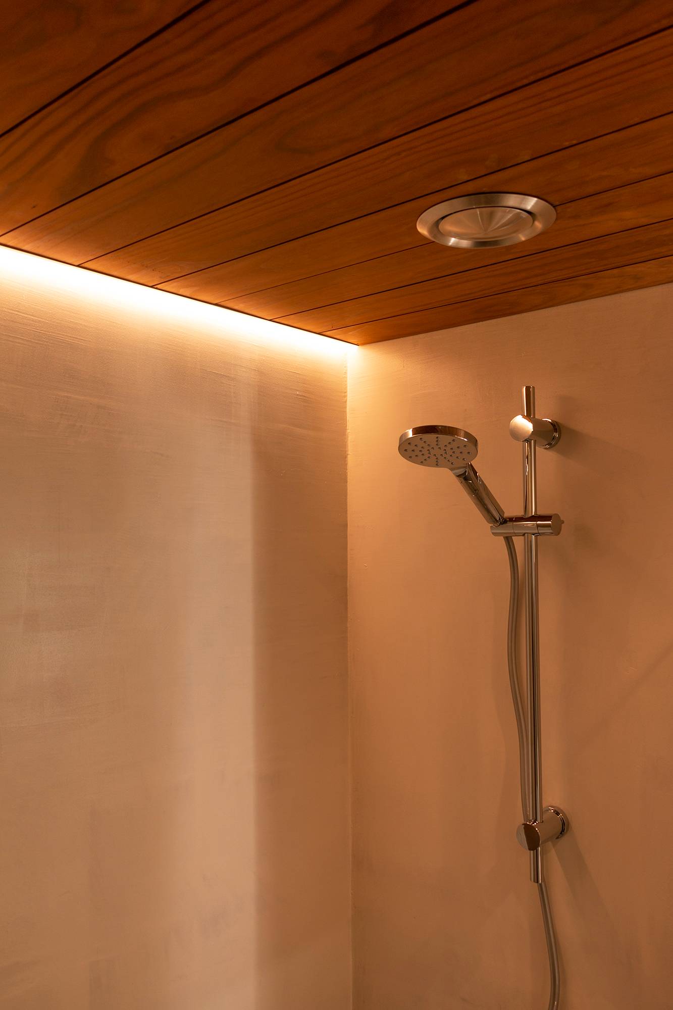 Dans un profilé d\'angle affleurant au plafond, un bandeau de leds éclaire la douche. Ledstore.fi