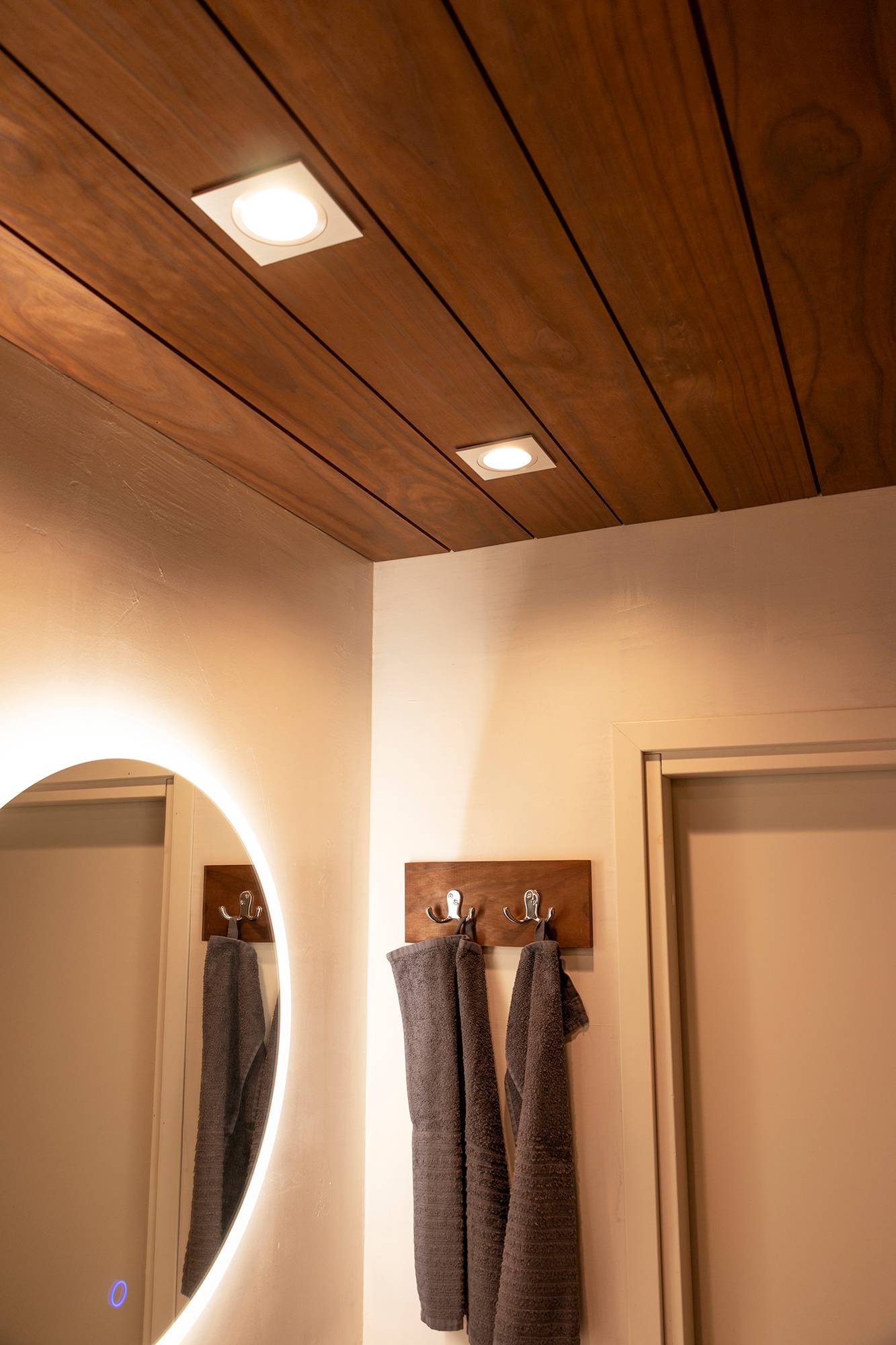 Les spots sont positionnés de manière à éclairer le visage car la lumière du miroir traverse le mur. La combinaison de ces deux lumières permet d\'obtenir un excellent éclairage pour le rasage et le maquillage. Ledstore.fi