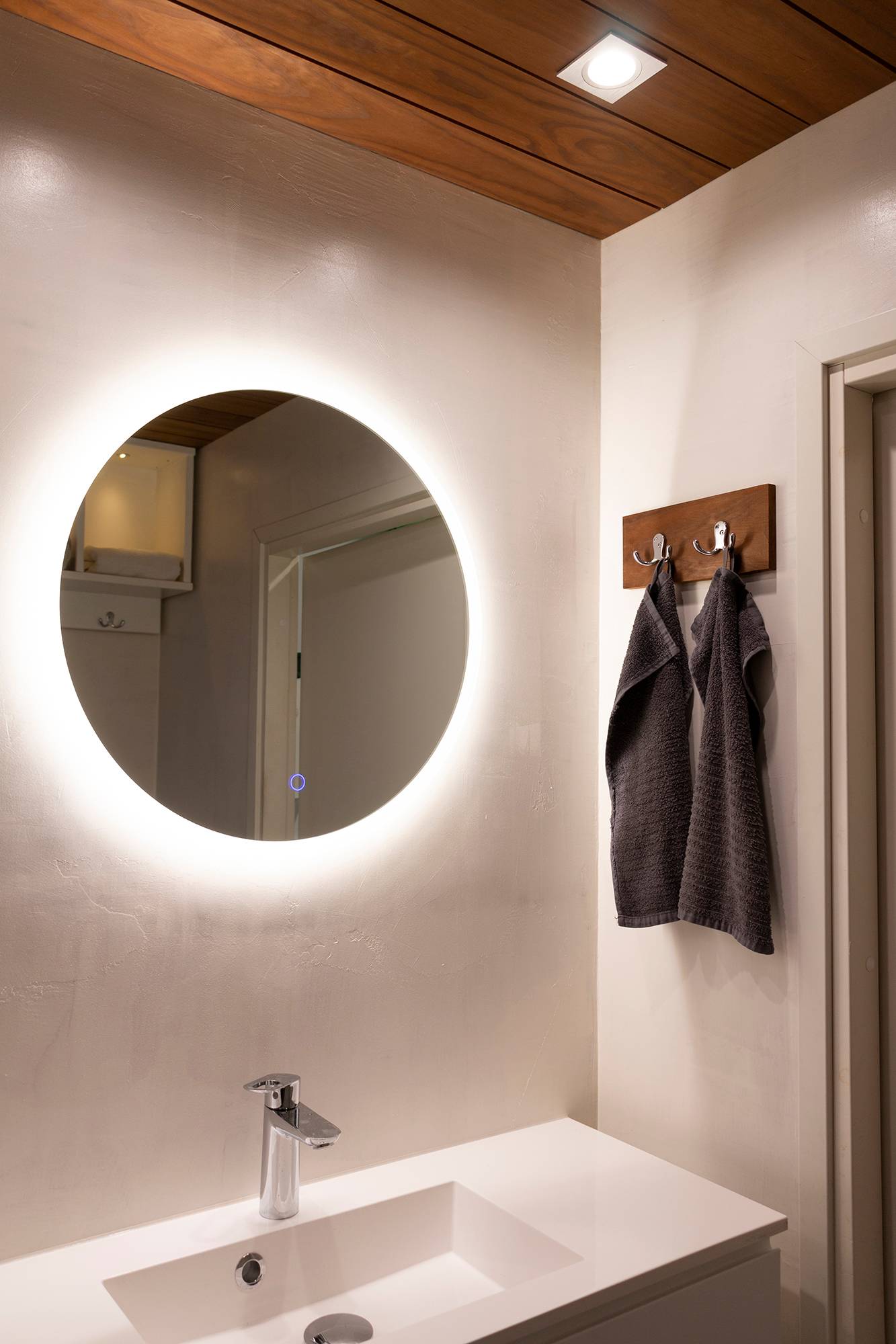Miroir lumineux rond dans la salle de bains. Les spots sont positionnés de manière à éclairer le visage d\'un seul côté, ce qui crée un excellent éclairage pour le rasage et le maquillage. Diamètre du spot 600 mm. Ledstore.fi
