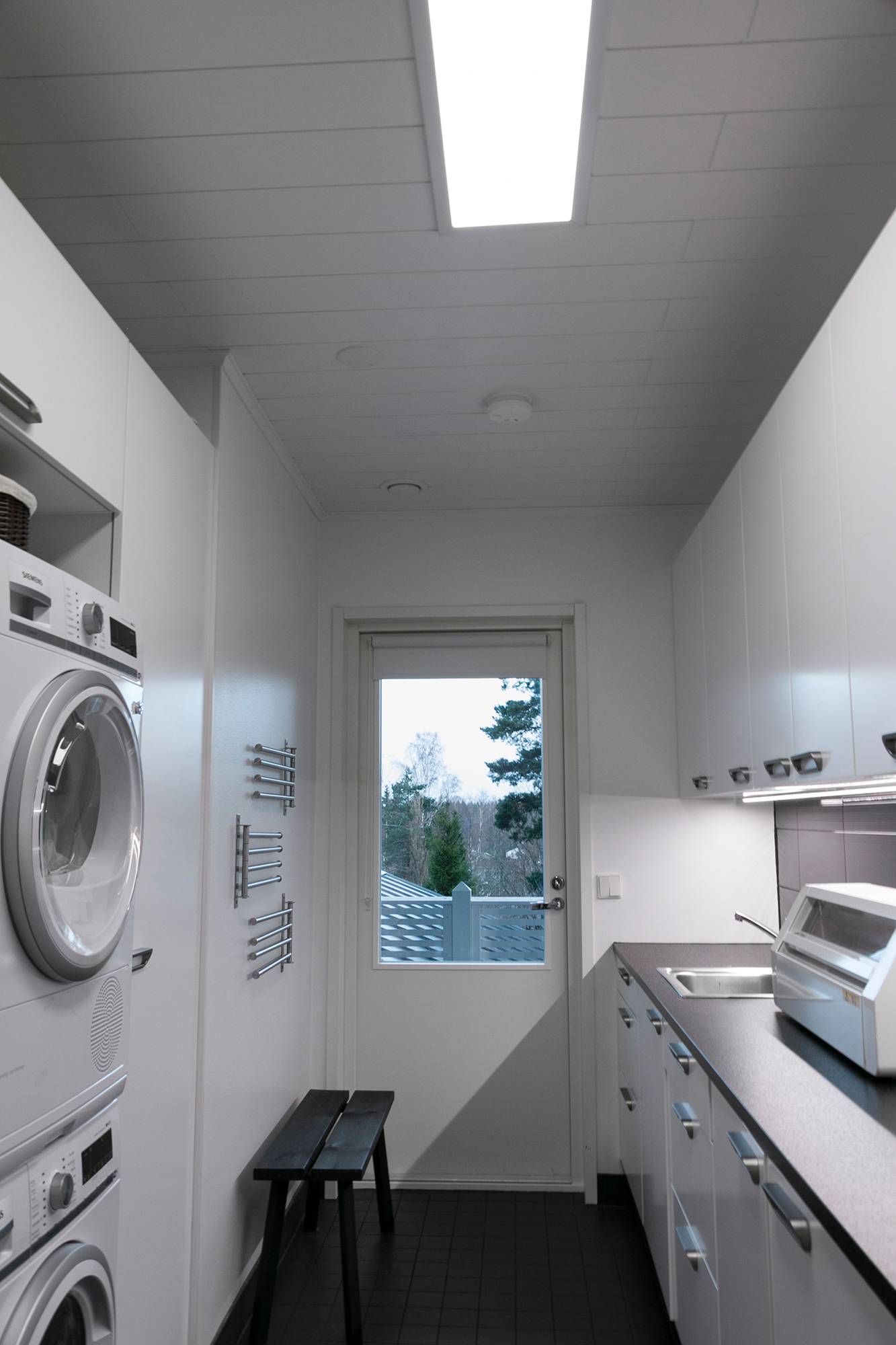Eclairage d\'une buanderie réalisé avec un panneau lumineux 300x1200. Le luminaire panneau a une ouverture de 110 degrés, il est efficace et n\'éblouit pas. Ledstore.fi