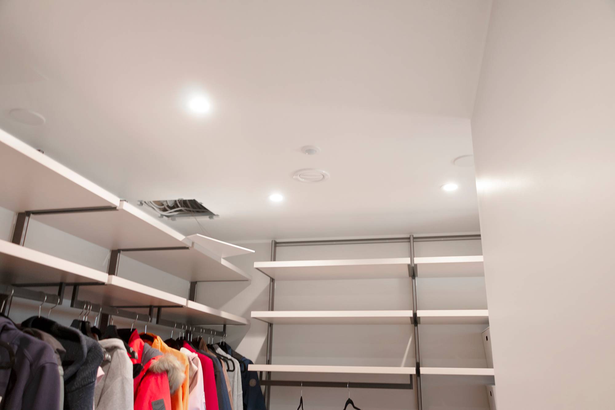 Projecteur dans une armoire. Ledstore.fi