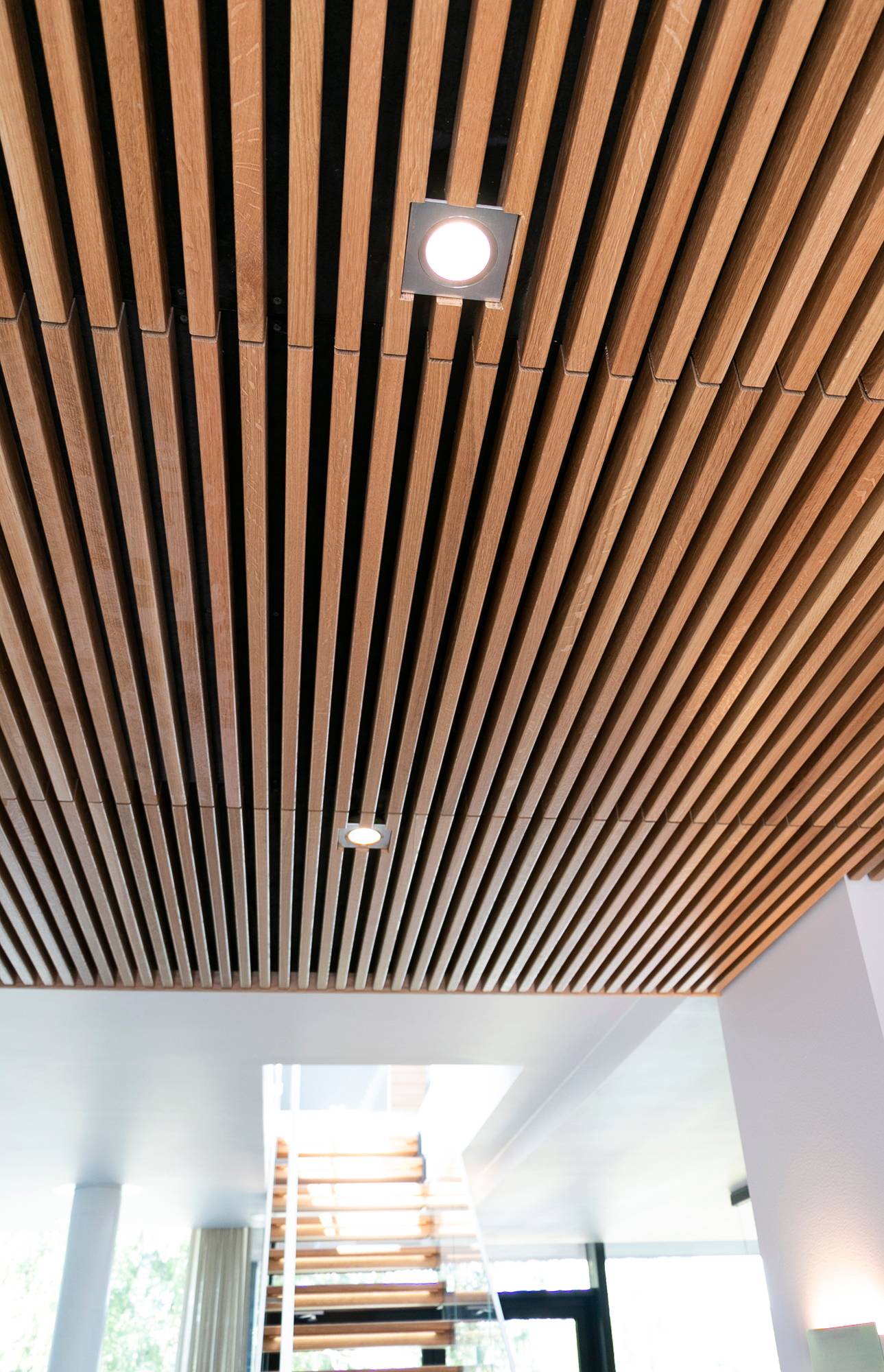 Éclairage avec des spots Kantti encastrés dans le plafond, en aluminium brossé. Ledstore.fi