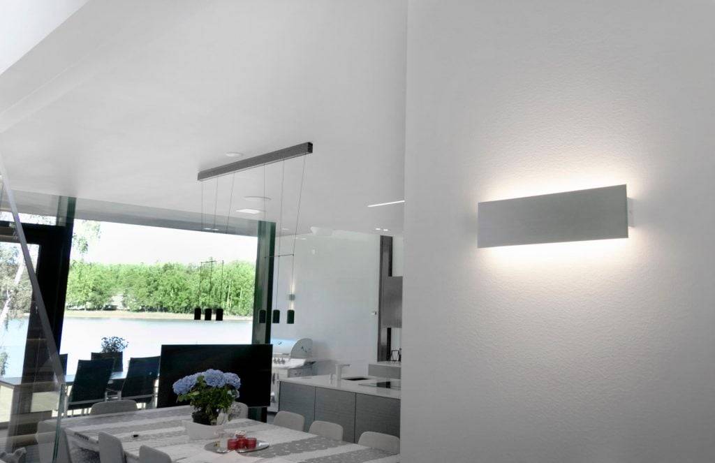 Enseigne LED STORE avec des lettres blanches sur fond vert, avec un carré blanc pour souligner l'accent mis par le magasin sur l'éclairage LED.