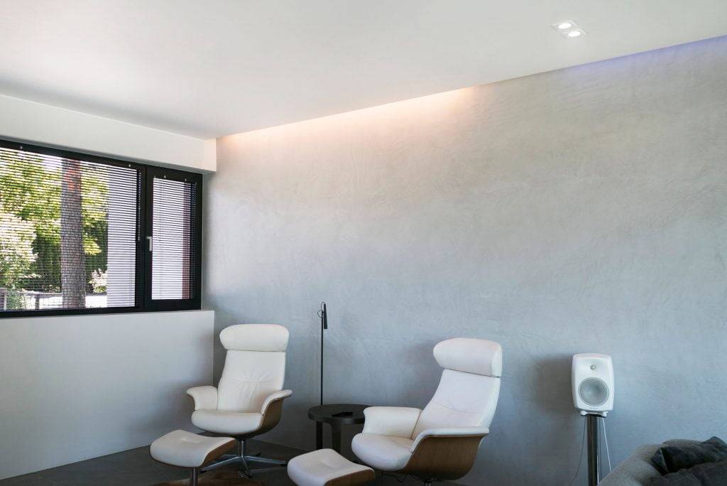 Fond vert avec un carré blanc ; "LED STORE" en lettres capitales blanches au milieu, promouvant des solutions d'éclairage économes en énergie.