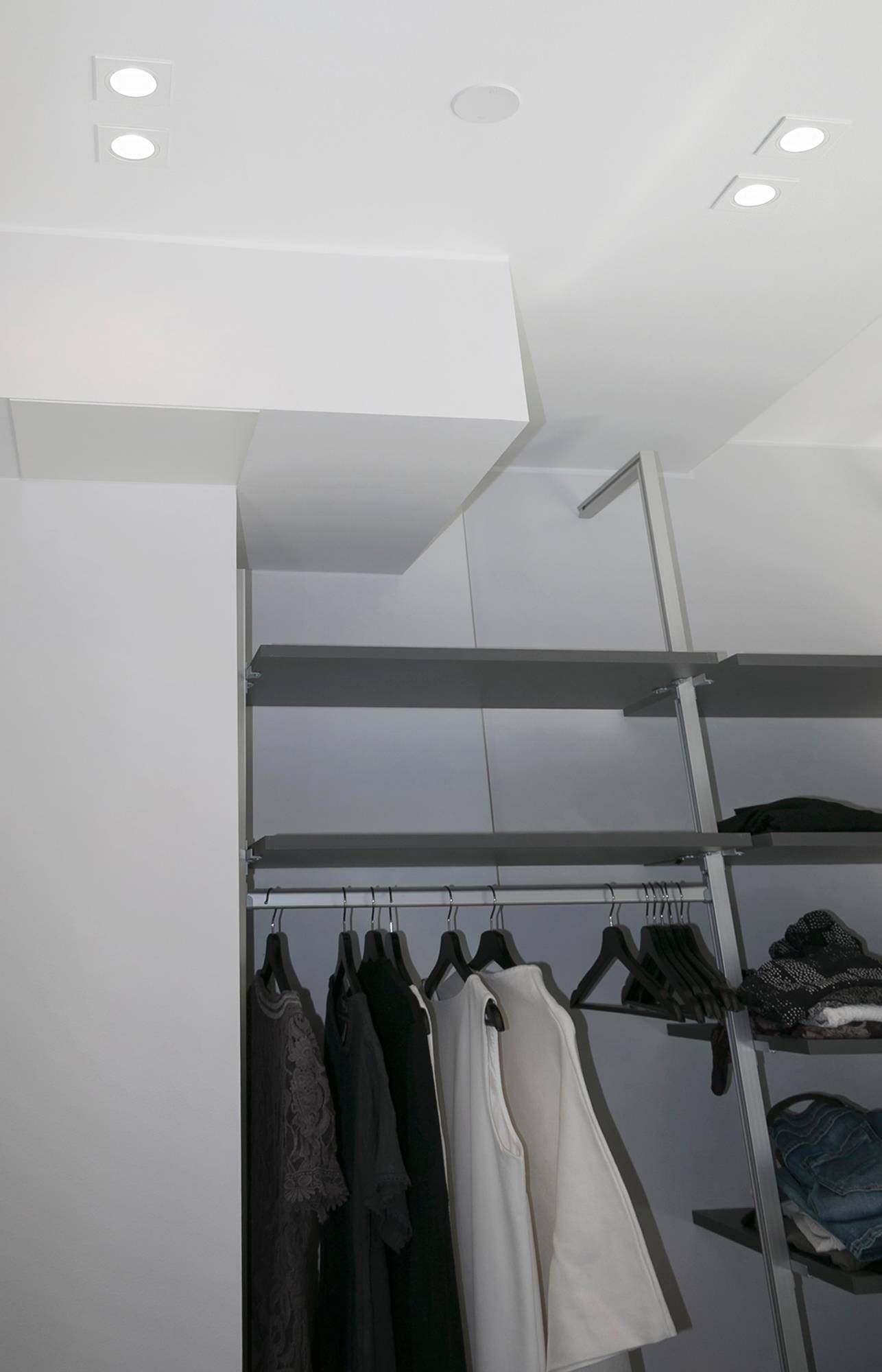 Spots Led FINE KANTTI par paires sur le plafond de l\'armoire. Vous trouverez d\'autres lampes LED dans la gamme Ledstore. Ledstore.fi