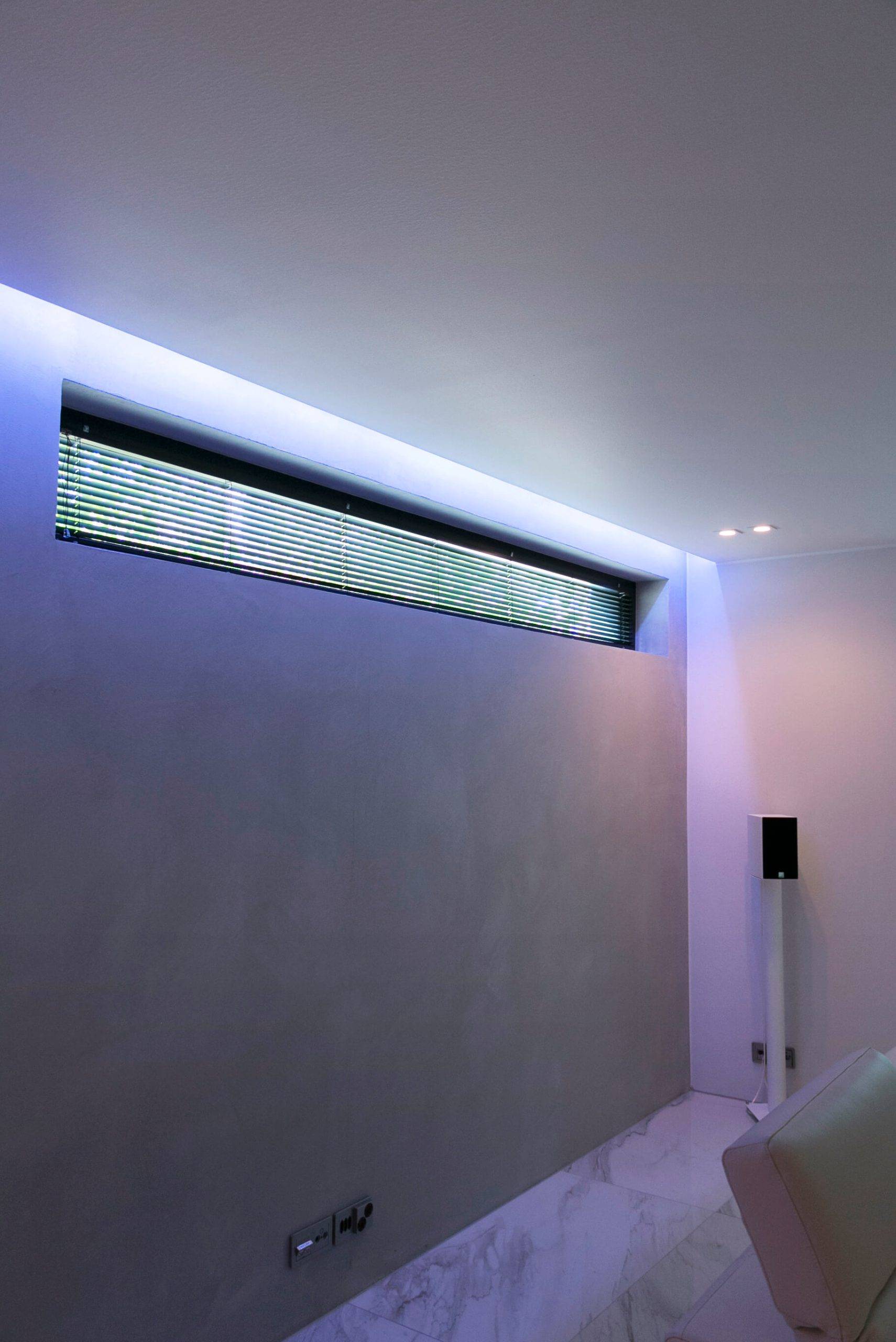 Le texte "LED STORE" sur un carré blanc sur fond vert ; la marque parfaite pour les solutions d'éclairage durables.