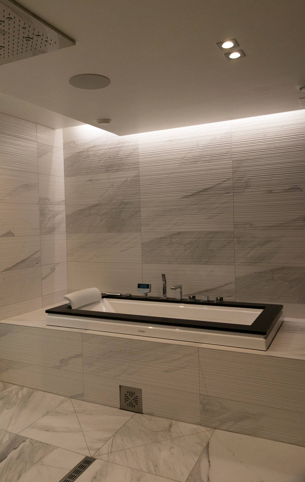 Deux bougies chinoises combinées à une lumière indirecte de type spa. Ledstore.fi
