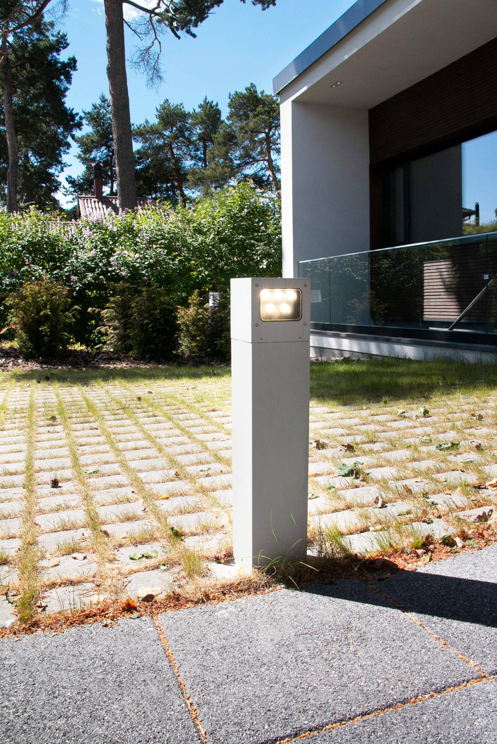 Fond vert avec texte en gras blanc "LED STORE" à l'intérieur d'un carré, mettant en valeur les solutions d'éclairage à faible consommation d'énergie.