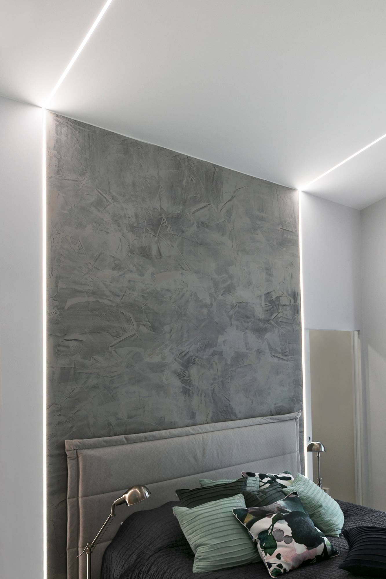 Un bel éclairage d\'ambiance dans la chambre à coucher, des bandes de leds dans des profils encastrés étroits. Ledstore.fi