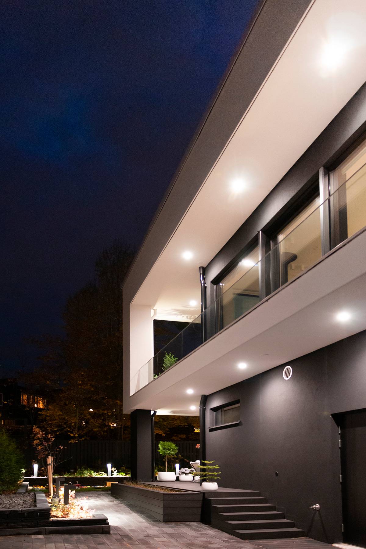 Fond vert avec un carré blanc avec le texte en gras blanc "LED STORE", mettant en valeur les solutions d'éclairage écologiques et les produits LED efficaces.