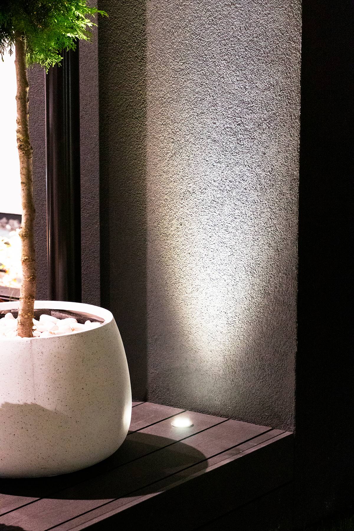 Image d'un fond vert avec un carré blanc au milieu et le texte "LED STORE" en gras, mettant en valeur les solutions d'éclairage à faible consommation d'énergie.