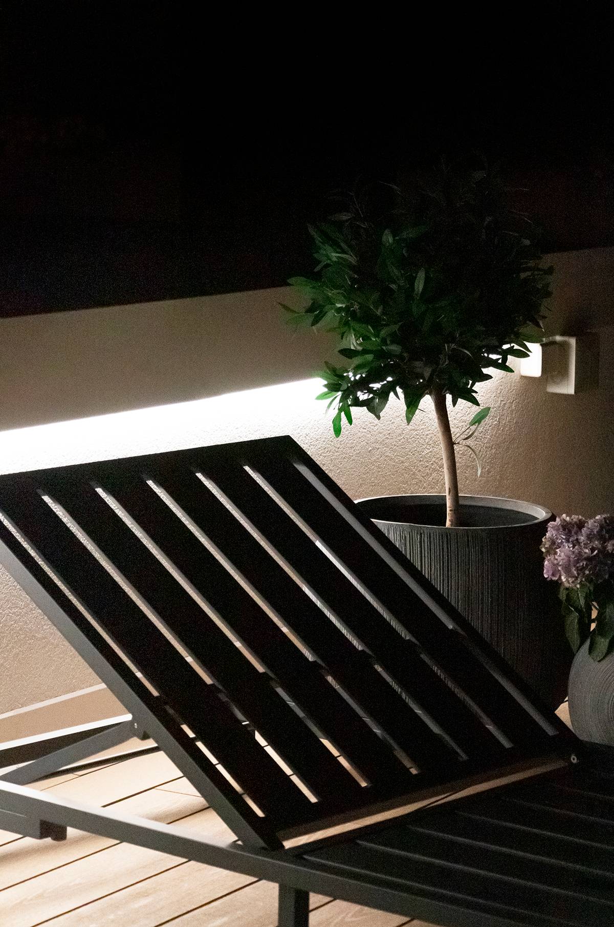 Un fond vert avec un carré blanc au milieu indiquant "LED STORE" en lettres capitales grasses, mettant en valeur les solutions d'éclairage à faible consommation d'énergie.