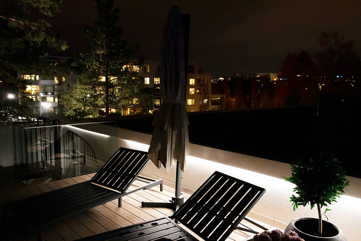 Logo LED STORE sur fond vert avec texte blanc sur le carré central, promouvant des solutions d'éclairage économes en énergie.