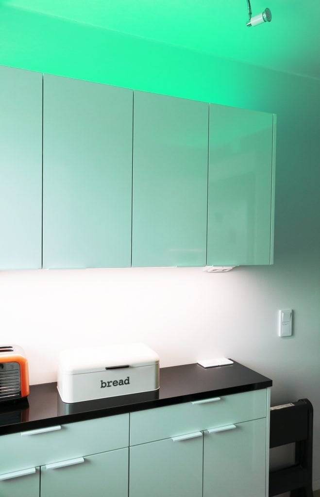 Fond vert avec un carré blanc au milieu "LED STORE" avec un texte blanc. Concept de marque et de signalisation d'un magasin d'éclairage.