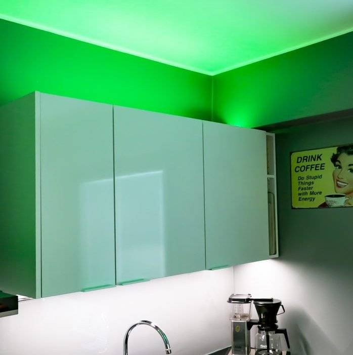La conception de l'éclairage peut transformer l'aspect d'un espace. Cette bande LED RGBW se trouve au-dessus d'une armoire en profilé d'aluminium.