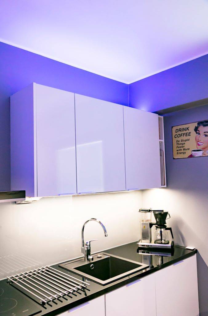 Fond vert sur un carré blanc avec "LED STORE" en lettres capitales blanches au milieu.