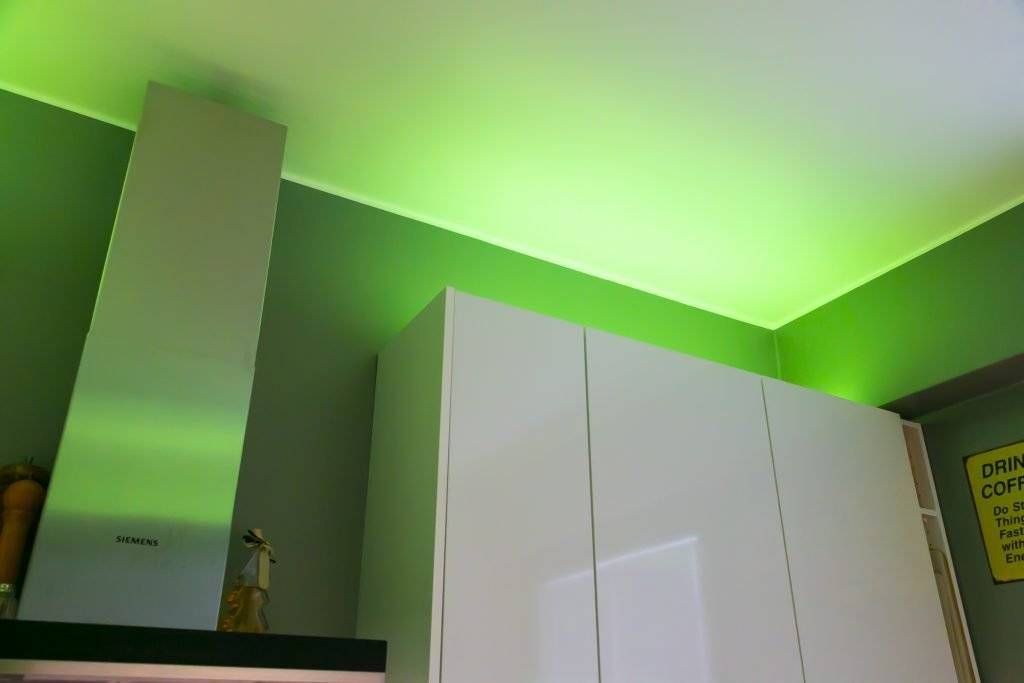 Logo LED Store sur fond vert avec un carré blanc et "LED STORE" en lettres blanches grasses, améliorant l'optimisation des moteurs de recherche pour les solutions d'éclairage LED.
