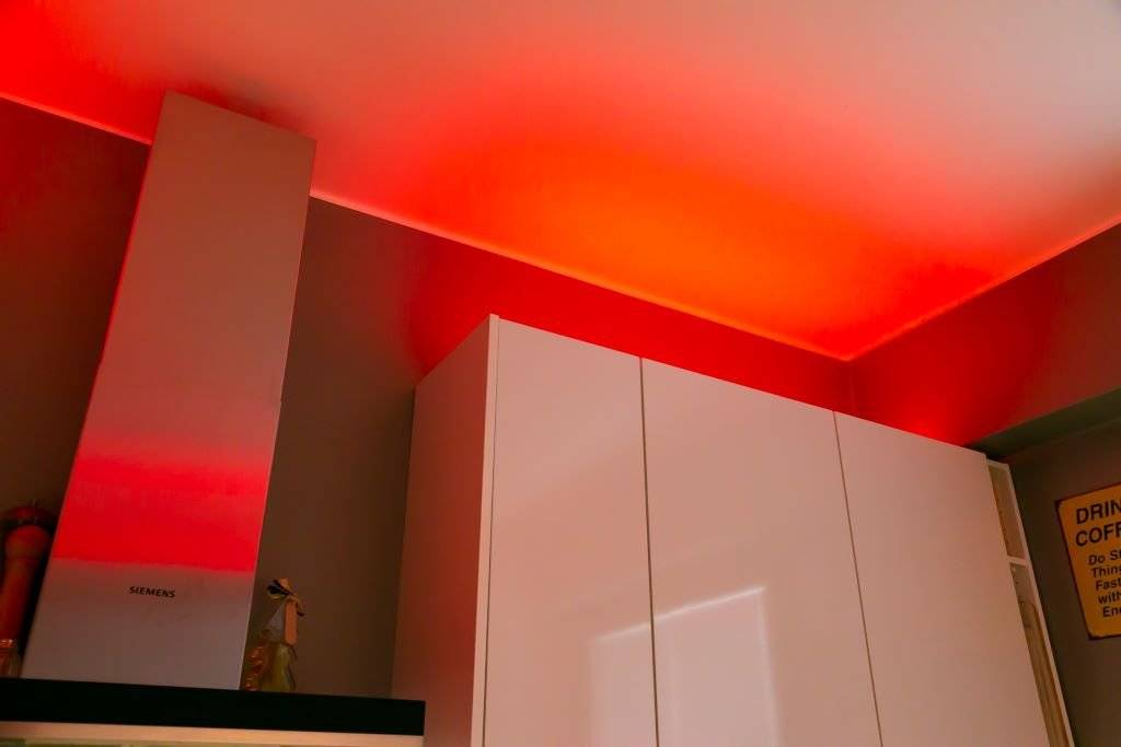 Image d'un fond vert avec une bordure carrée blanche et "LED" empilé au-dessus du texte "STORE" avec un texte blanc soulignant le thème du magasin d'éclairage LED.