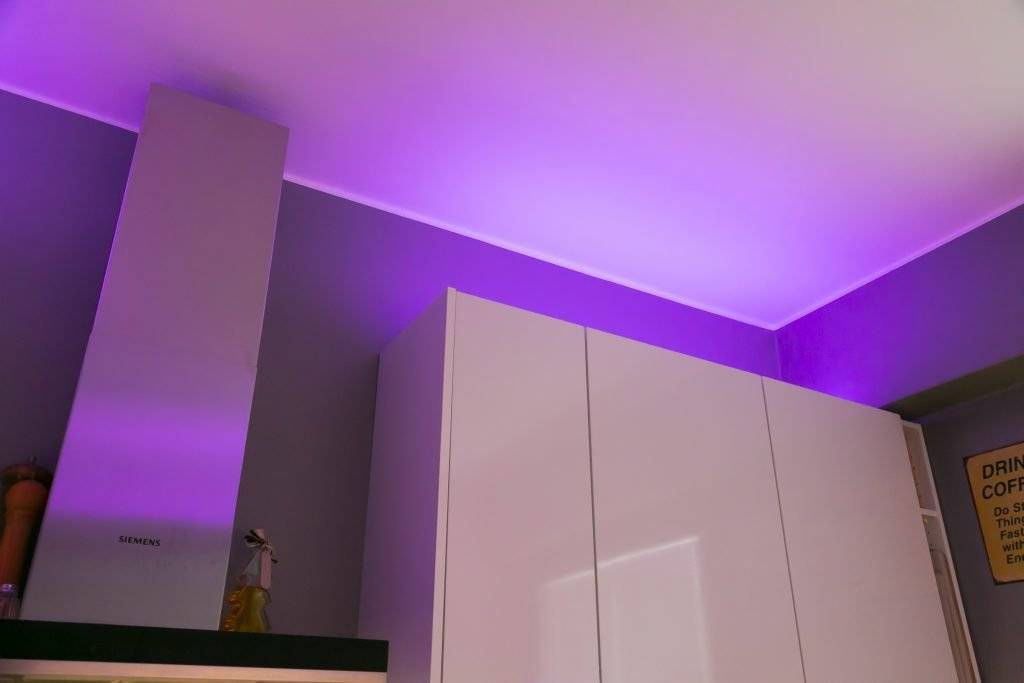 Fond vert avec un carré blanc en gras, texte "LED STORE" au milieu dans une police moderne pour des solutions d'éclairage à faible consommation d'énergie.