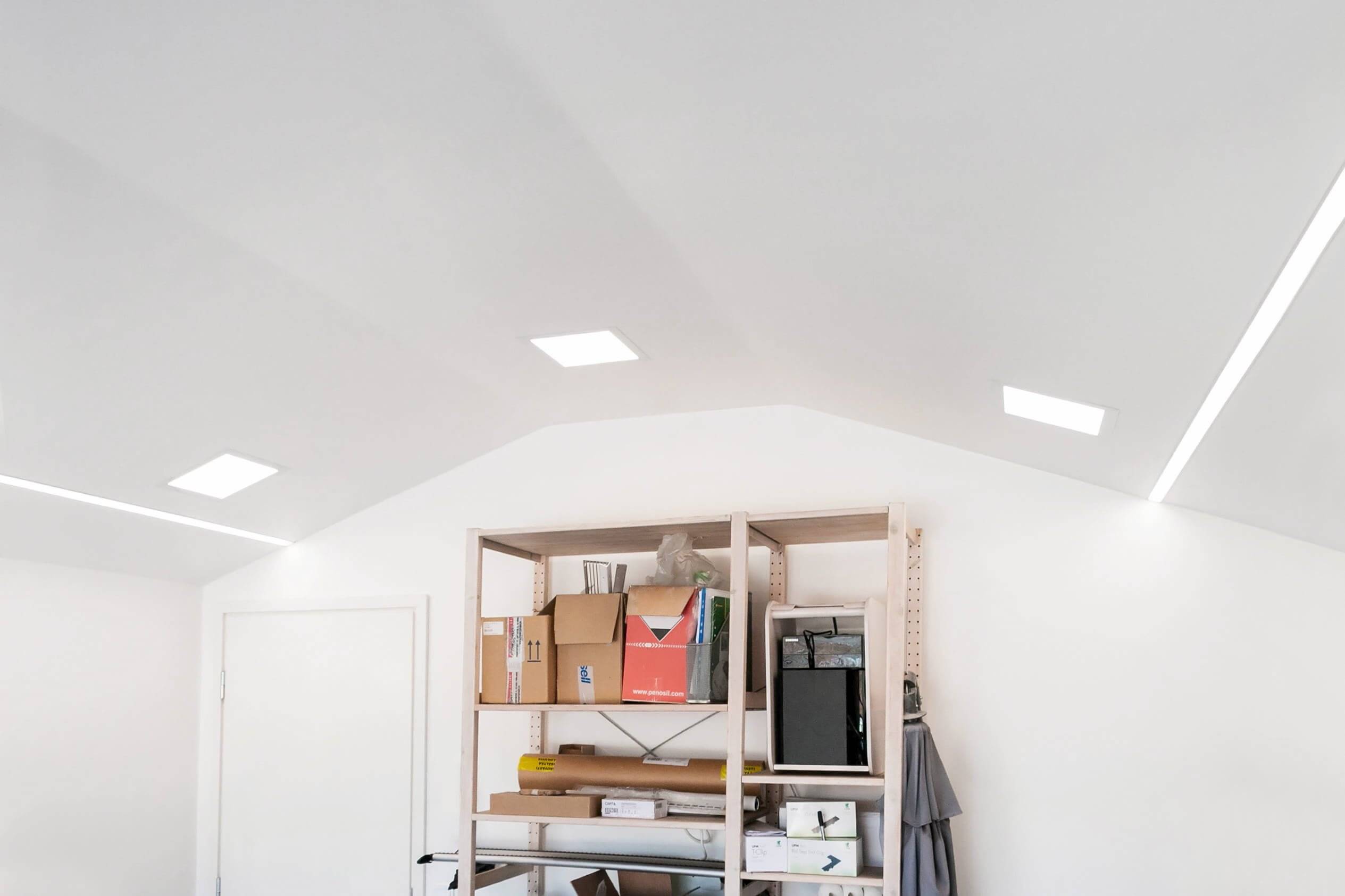 Texte blanc "LED STORE" au milieu d'un fond vert ; solutions d'éclairage efficaces sur le plan énergétique et produits LED modernes.