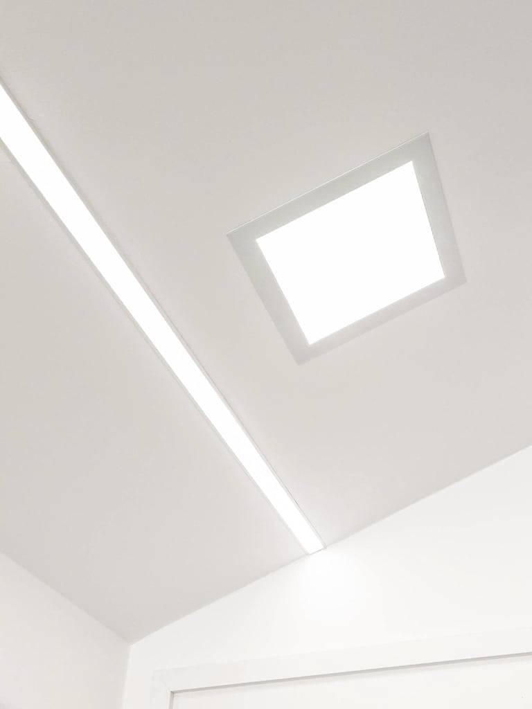 Fond vert avec un carré blanc au milieu avec "LED STORE" en lettres verticales blanches - marque de magasin d'éclairage LED.