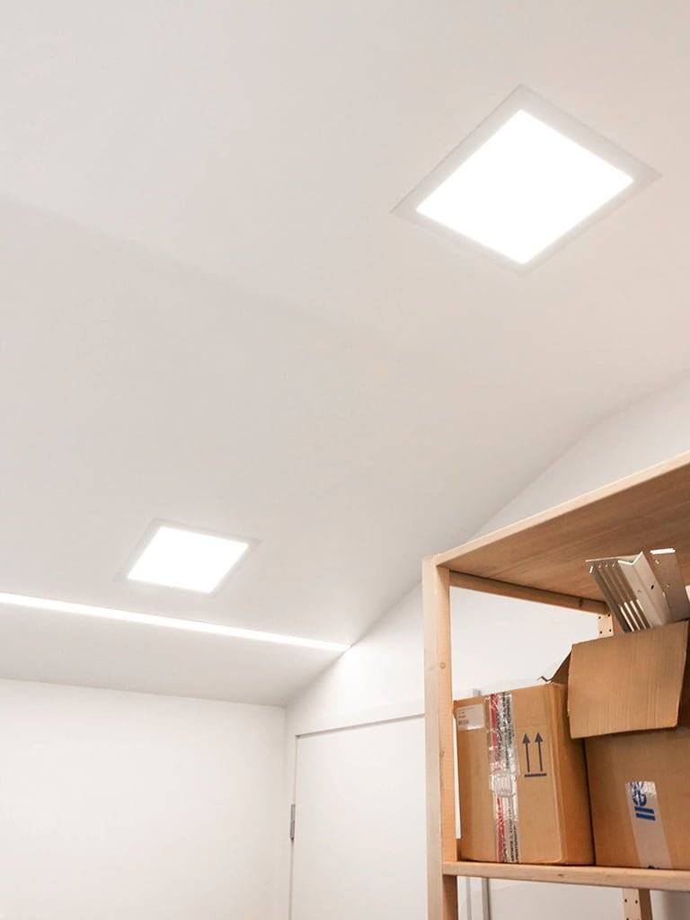 Texte blanc "LED STORE" sur fond vert avec un carré blanc mettant en évidence le logo du magasin. Des solutions d'éclairage LED écologiques pour vos besoins.