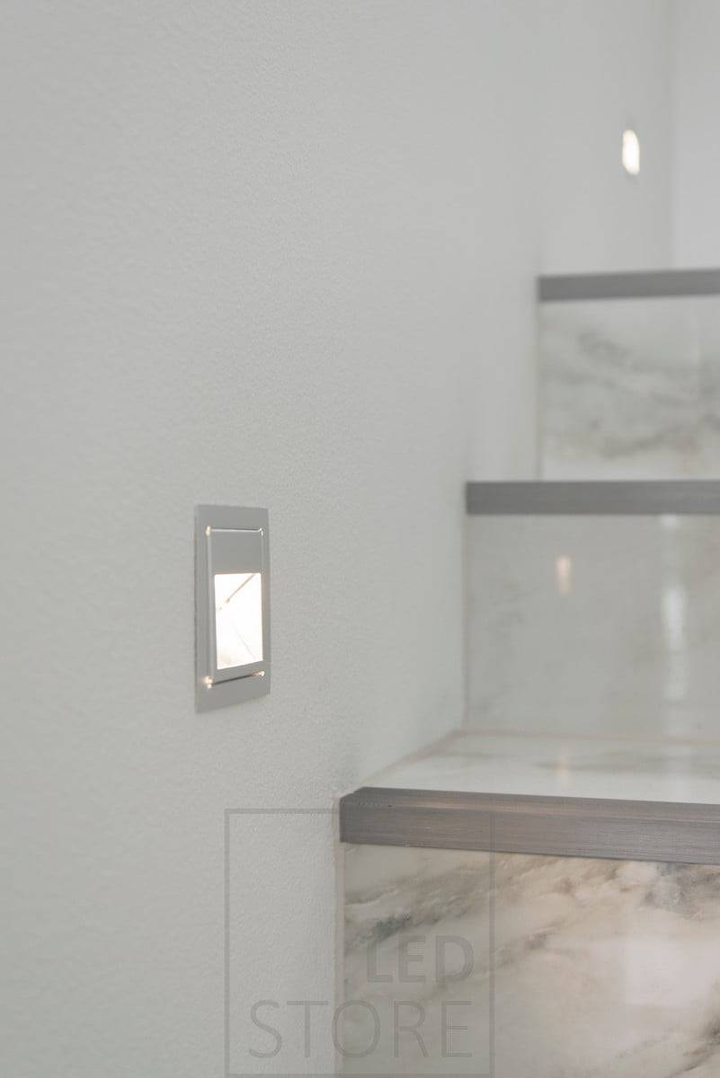 Applique d'escalier led IN-WALL éclairant les marches d'une lumière douce et atmosphérique. L'applique encastrée est moderne, simple et élégante. Disponible également en noir et blanc. Ledstore.fi