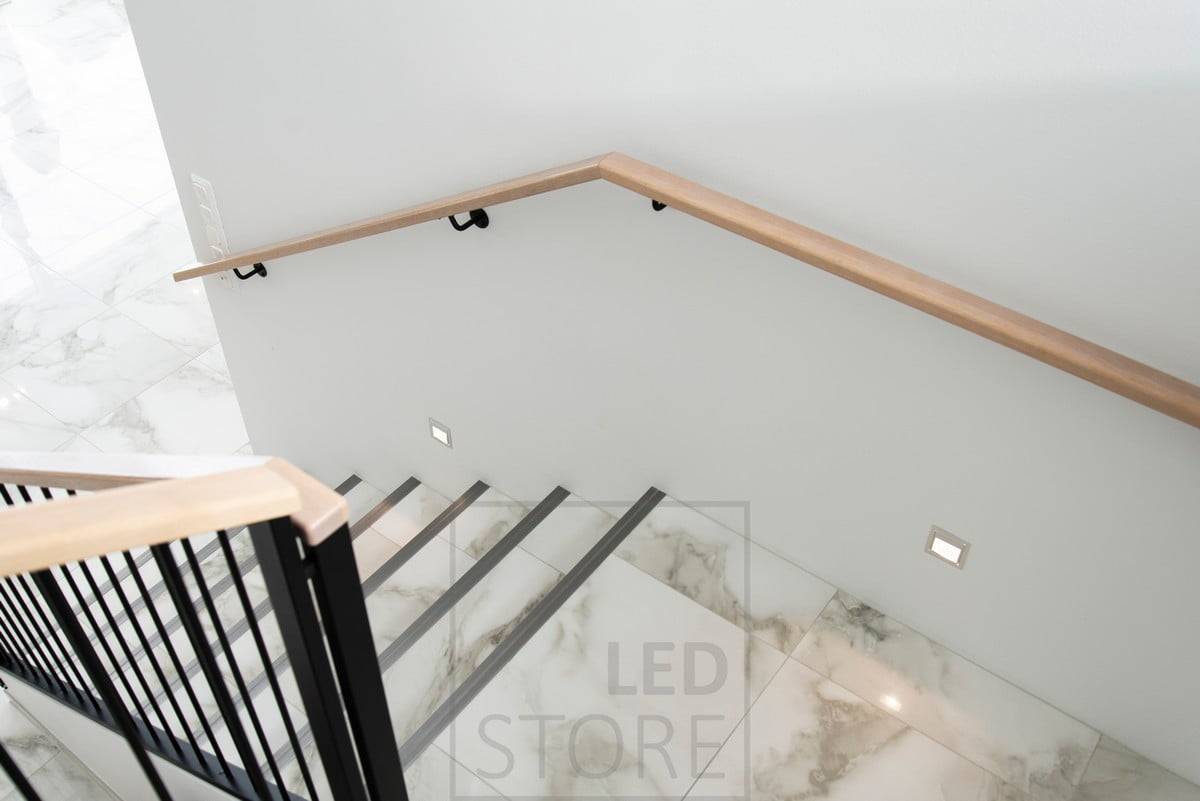 Applique d'escalier led IN-WALL éclairant les marches d'une lumière douce et atmosphérique. L'applique encastrée est minimaliste et élégante. Disponible également en noir et blanc. Ledstore.fi