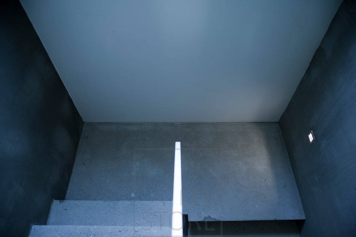 Luminaire mural encastré à LED pour l'éclairage de la cage d'escalier. La lumière est agréable à l'œil et, lorsqu'elle est reliée à un détecteur de mouvement, elle fonctionne parfaitement comme éclairage de nuit. Ledstore.fi