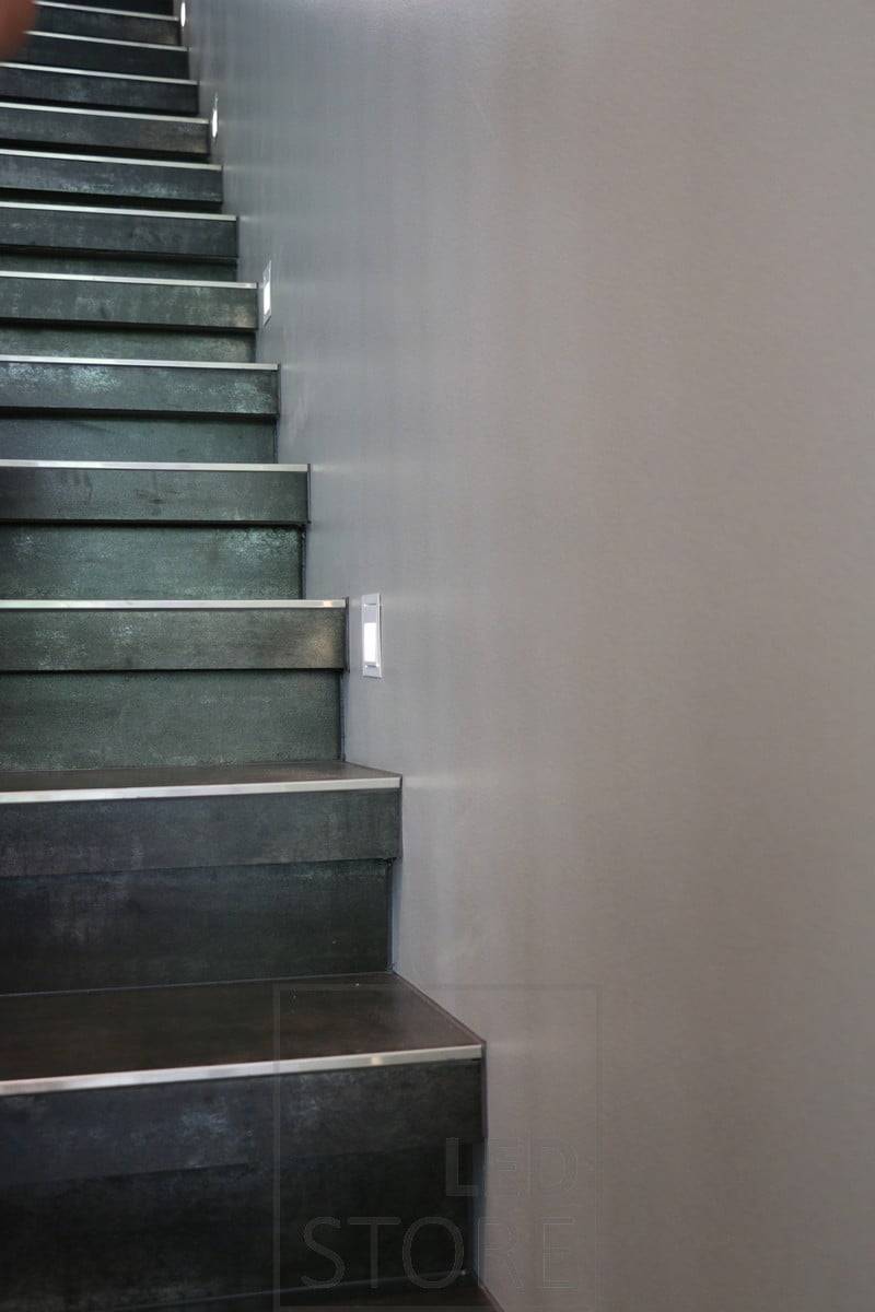 Applique LED encastrée pour les marches d'escalier, éclairant avec une lumière douce. La lumière est agréable à l'œil et, lorsqu'elle est reliée à un détecteur de mouvement, elle fonctionne parfaitement comme éclairage de nuit. Ledstore.fi