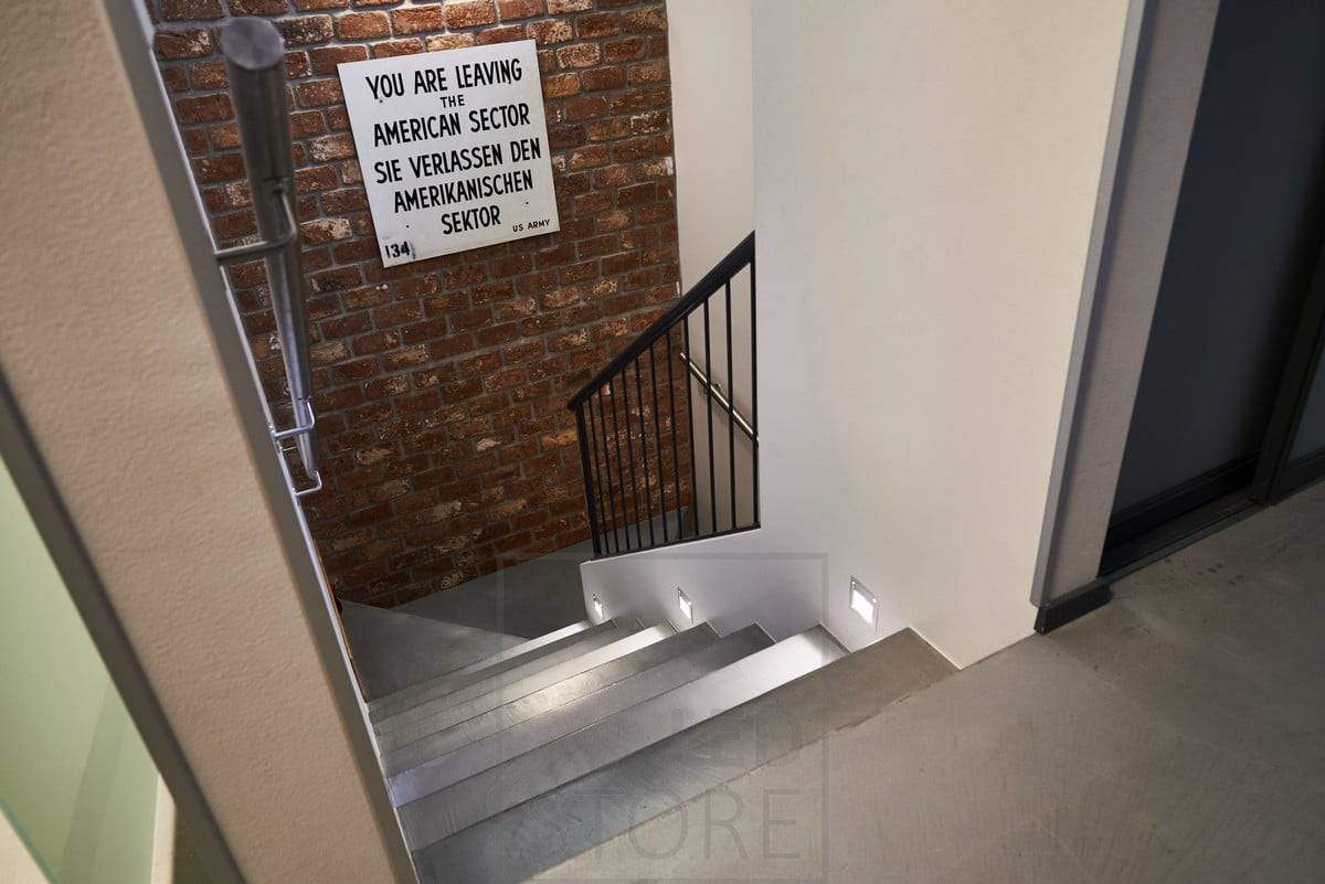 L'applique murale à LED encastrée IN-WALL éclaire la cage d'escalier d'une lumière douce et agréable à l'œil. En connectant l'IN-WALL au détecteur de présence, vous obtenez une solution fonctionnelle pour l'éclairage nocturne sans avoir à allumer d'autres lumières. Ledstore.fi