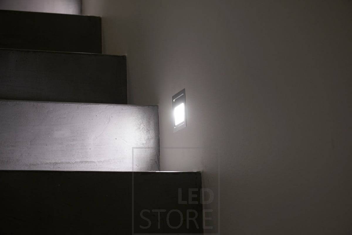 La lampe d'escalier à LED IN-WALL peut être utilisée comme lampe de marche dans les escaliers ou comme lampe de couloir dans les couloirs. En connectant IN-WALL au détecteur de présence, vous obtenez une solution fonctionnelle pour l'éclairage nocturne sans avoir à allumer d'autres lumières. Ledstore.fi