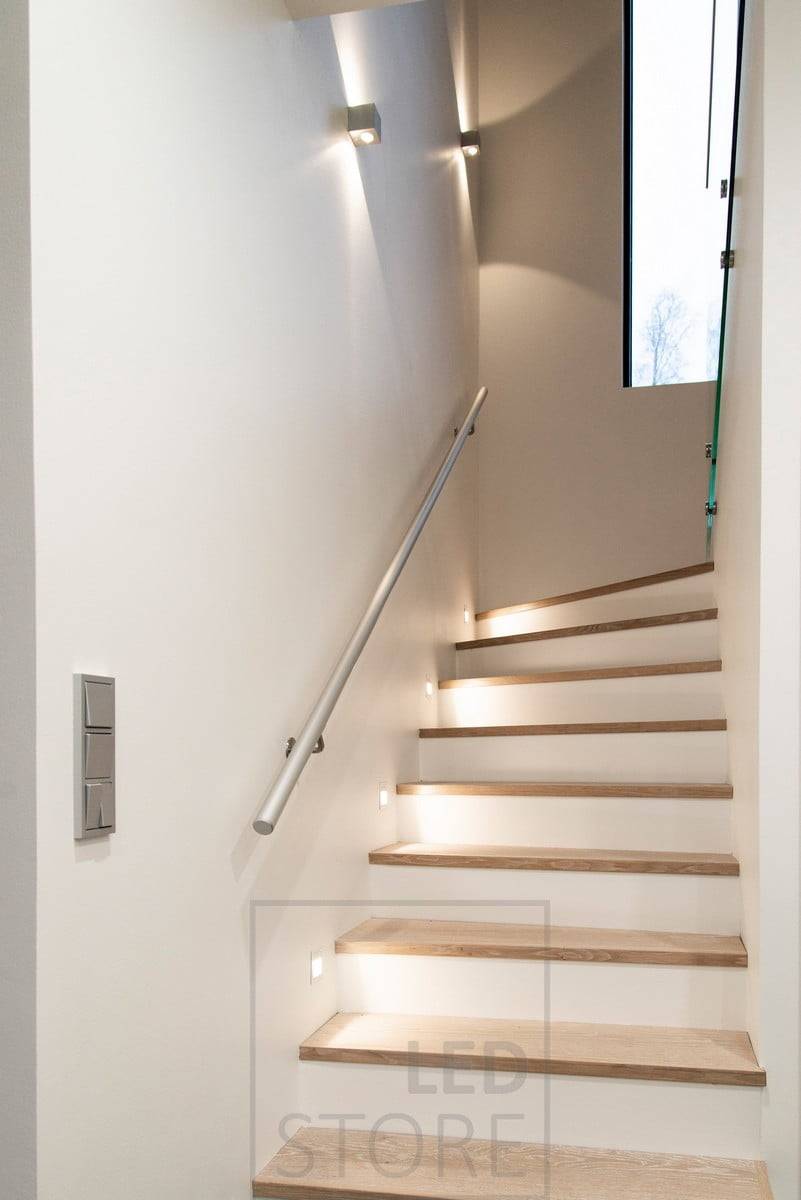 Appliques à leds encastrées IN-WALL combinées avec des appliques à leds bidirectionnelles CUBIC. Ledstore.fi