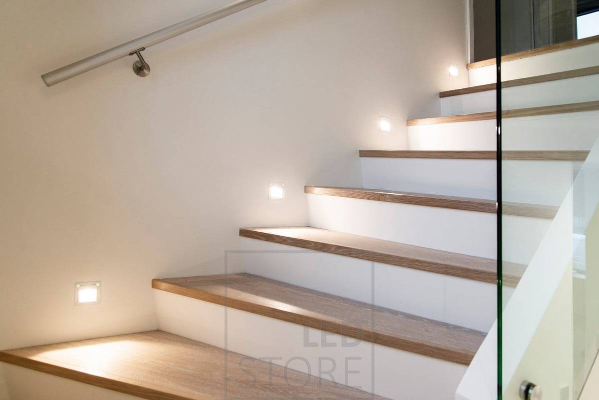 Applique murale à LED encastrée pour éclairer les marches. Elle fonctionne à la fois comme un bel éclairage d'ambiance et comme une veilleuse respectueuse de l'œil pour mettre en valeur un bel escalier. Ledstore.fi