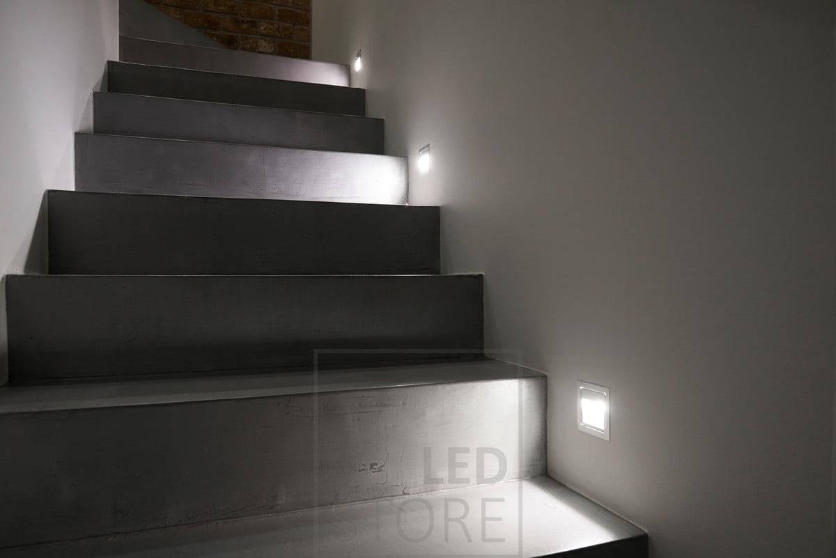Luminaire mural encastré à leds pour l'éclairage des marches à chaque troisième marche. Ledstore.fi