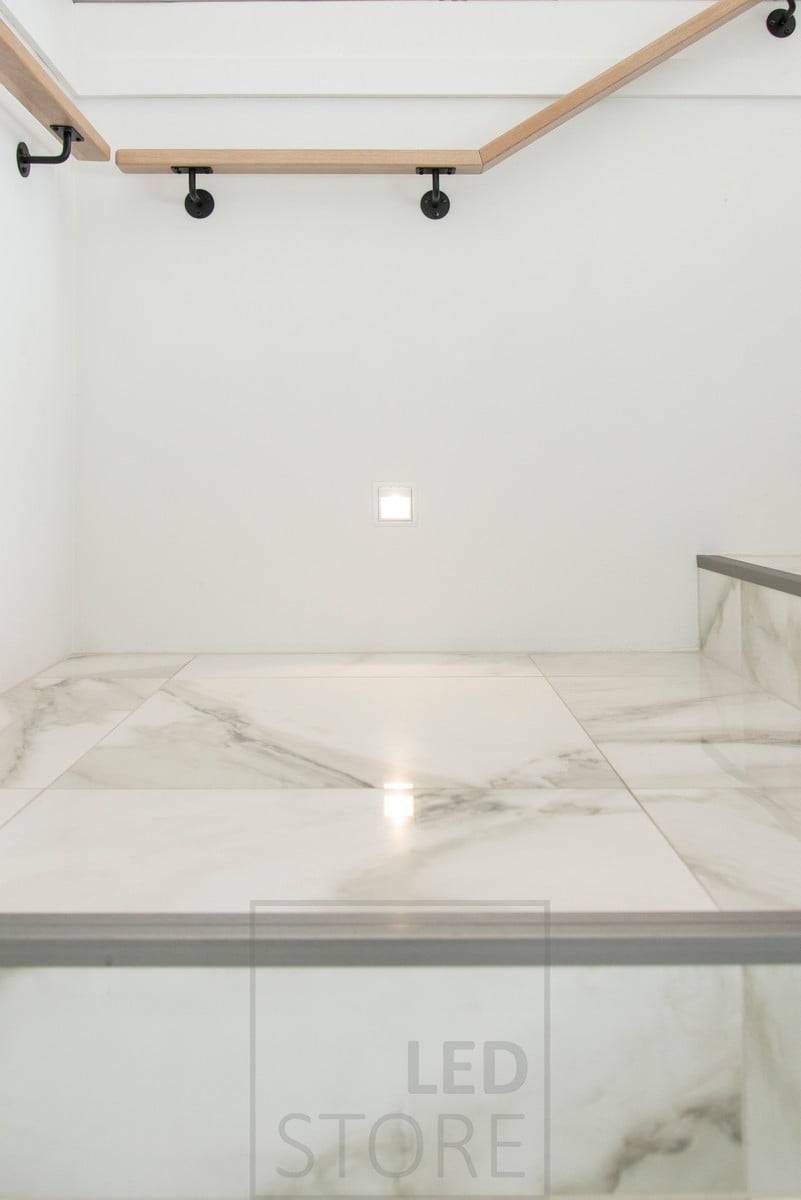 L'applique IN-WALL LED pour escaliers fournit une lumière douce et atmosphérique. L'applique murale encastrée est d'une simplicité et d'une élégance modernes. Ledstore.fi