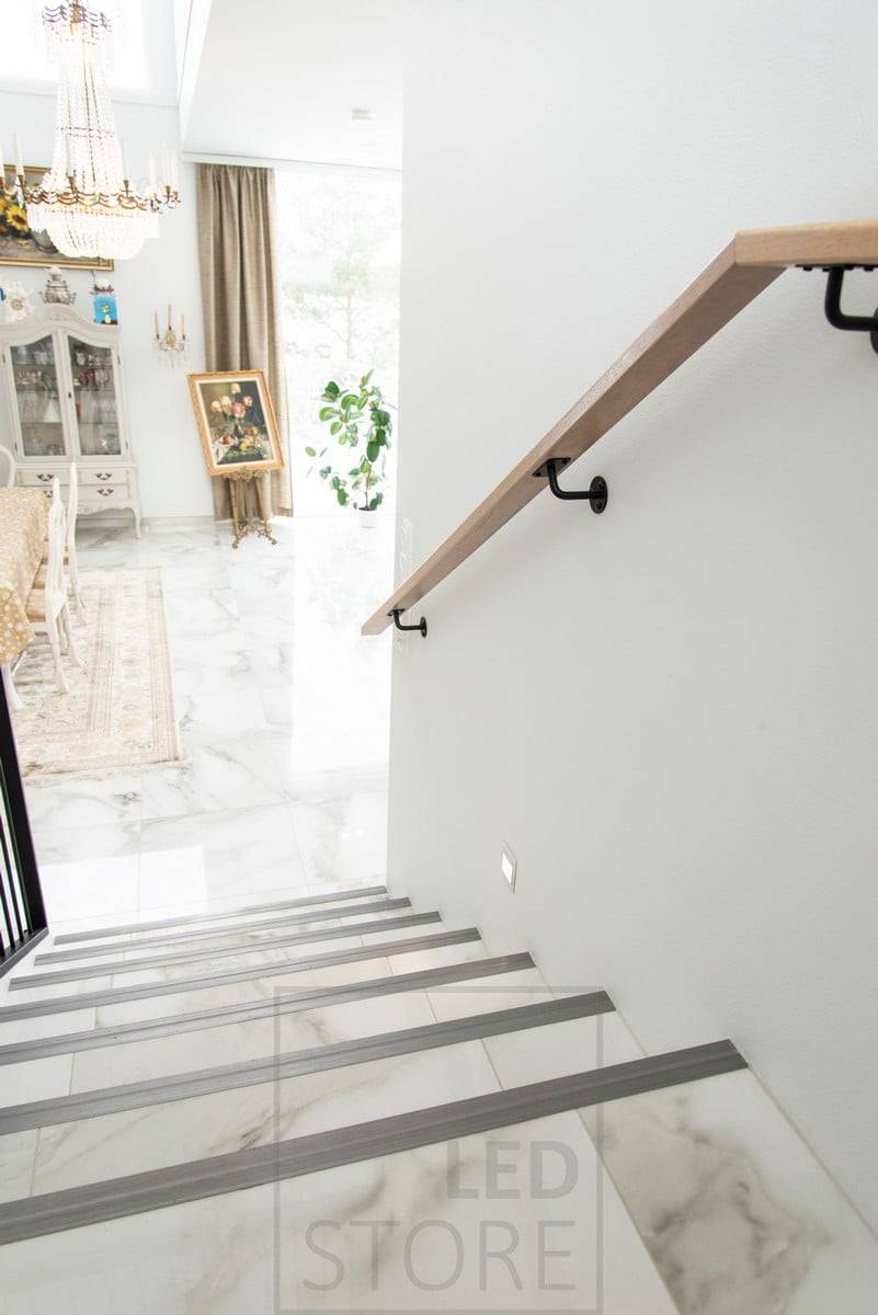 Applique d'escalier led IN-WALL éclairant avec une lumière douce et atmosphérique. L'applique encastrée est moderne, simple et élégante. Ledstore.fi