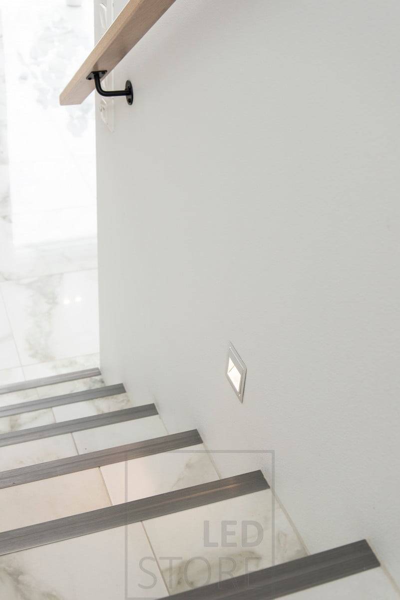 Applique d'escalier led IN-WALL éclairant avec une lumière douce et atmosphérique. L'applique encastrée est moderne, simple et élégante. Disponible également en noir et blanc et avec détecteur de présence intégré. Ledstore.fi