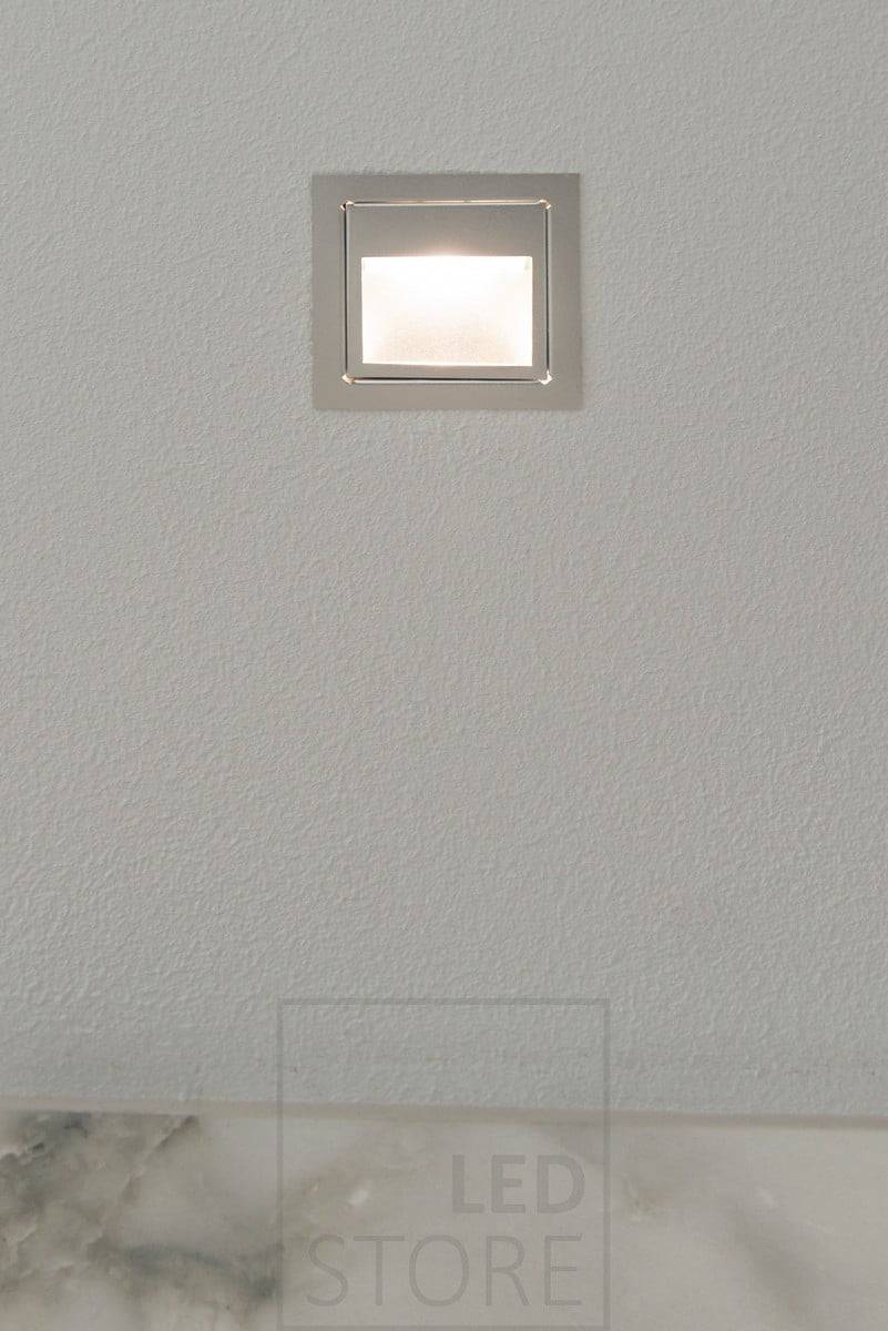 Applique d'escalier led IN-WALL éclairant avec une lumière douce et atmosphérique. L'applique encastrée est moderne, simple et élégante. Disponible également en noir et blanc. Ledstore.fi