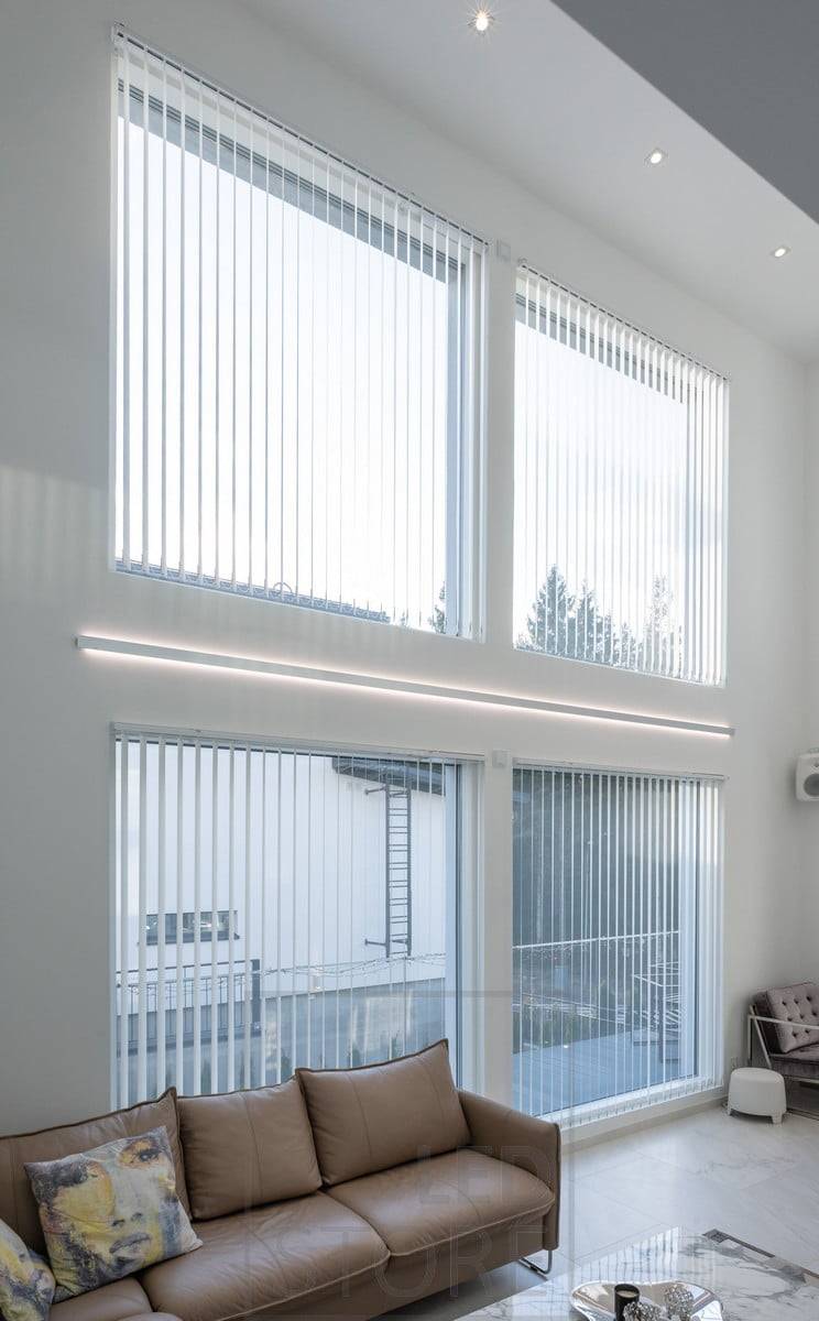 Bande LED dans un profilé mural bidirectionnel pour accentuer la hauteur et les fenêtres du salon. Profil et bandes LED disponibles sur mesure selon vos propres dimensions. Spots LED circulaires au plafond pour l'éclairage général. Ledstore.fi